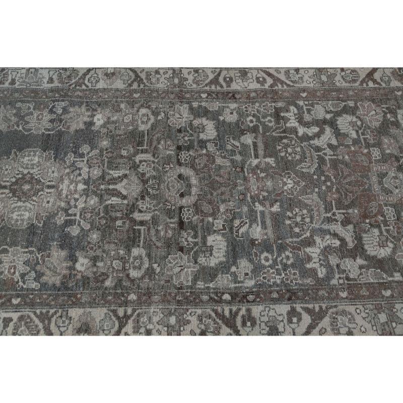Entdecken Sie die Eleganz des persischen Malayers mit dem Läufer um 1910. Dieses exklusive Design aus Wolle und BrownGray ist perfekt, um Ihren Raum zu verschönern.