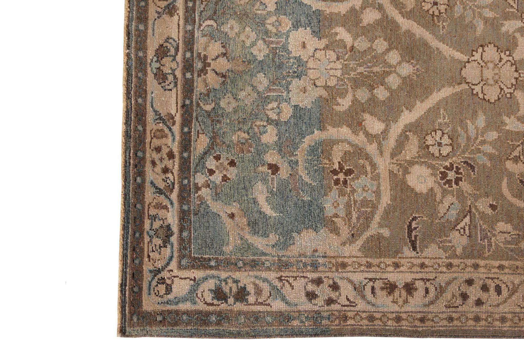 Entdecken Sie die Eleganz des persischen Malayers mit dem Läufer um 1940. Dieses exklusive Design aus Wolle und BraunGrauElfenbein ist perfekt, um Ihren Raum zu verschönern.