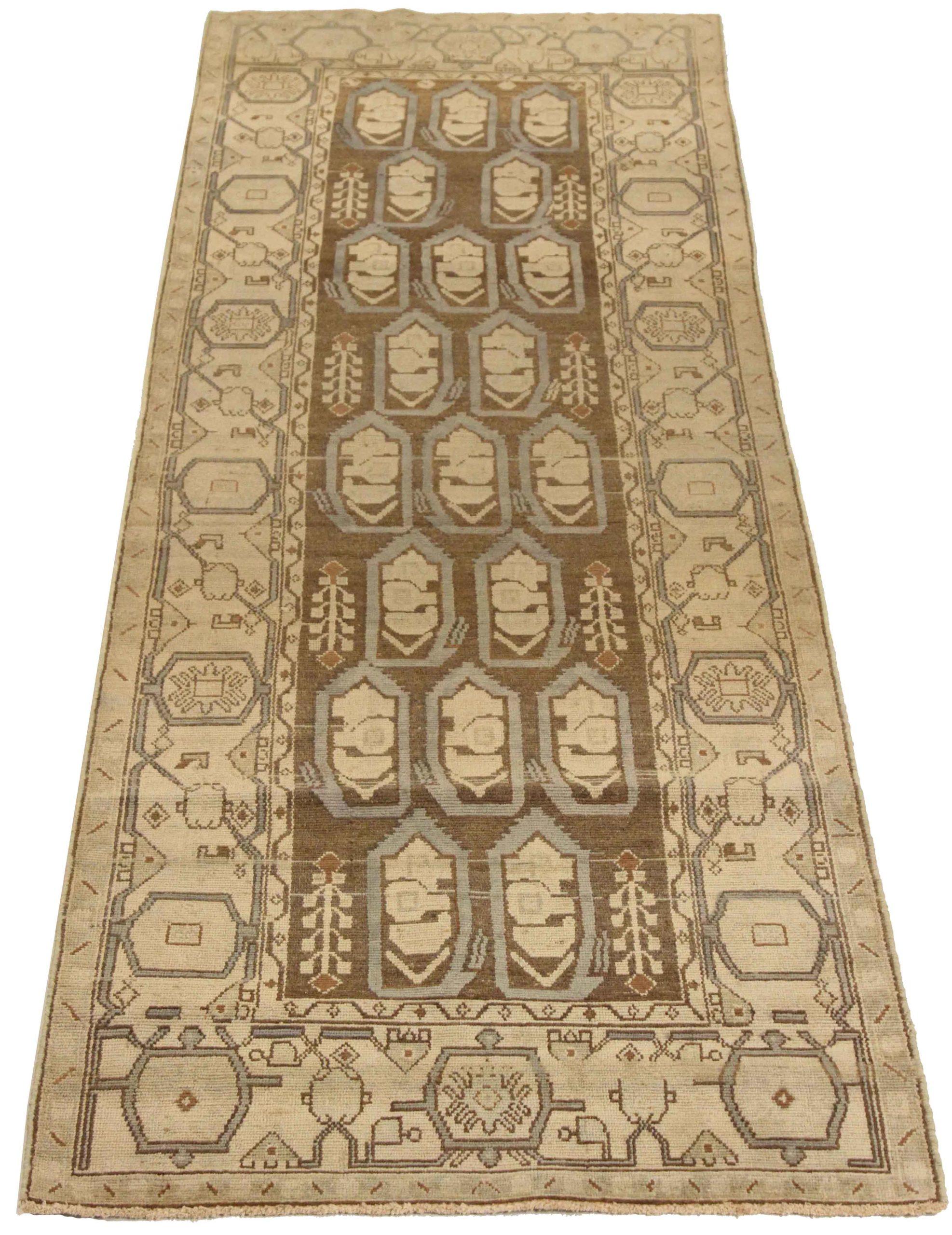 Entdecken Sie die Eleganz des persischen Malayers mit dem Läufer um 1880. Dieses exklusive Design aus Wolle und Braun-Elfenbein ist perfekt, um Ihren Raum zu verschönern.