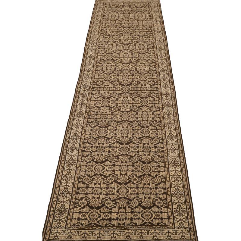 Entdecken Sie die Eleganz des persischen Malayers mit dem Läufer um 1910. Dieses exklusive Design aus Wolle und Braun-Elfenbein ist perfekt, um Ihren Raum zu verschönern.