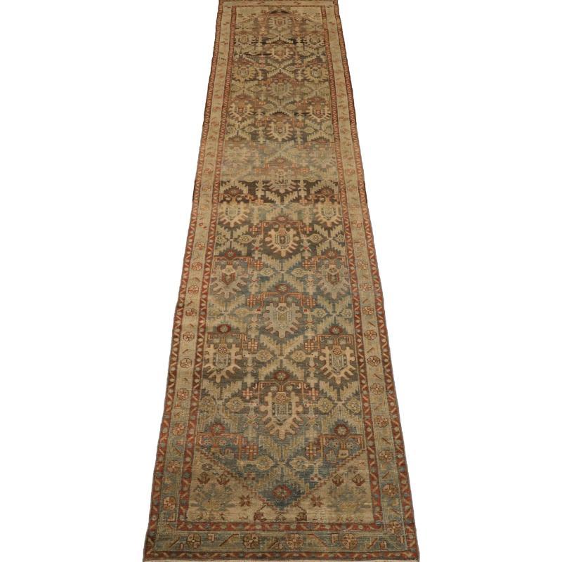 Entdecken Sie die Eleganz des persischen Malayers mit dem Läufer um 1880. Dieses exklusive Design aus Wolle und Braun-Elfenbein ist perfekt, um Ihren Raum zu verschönern.