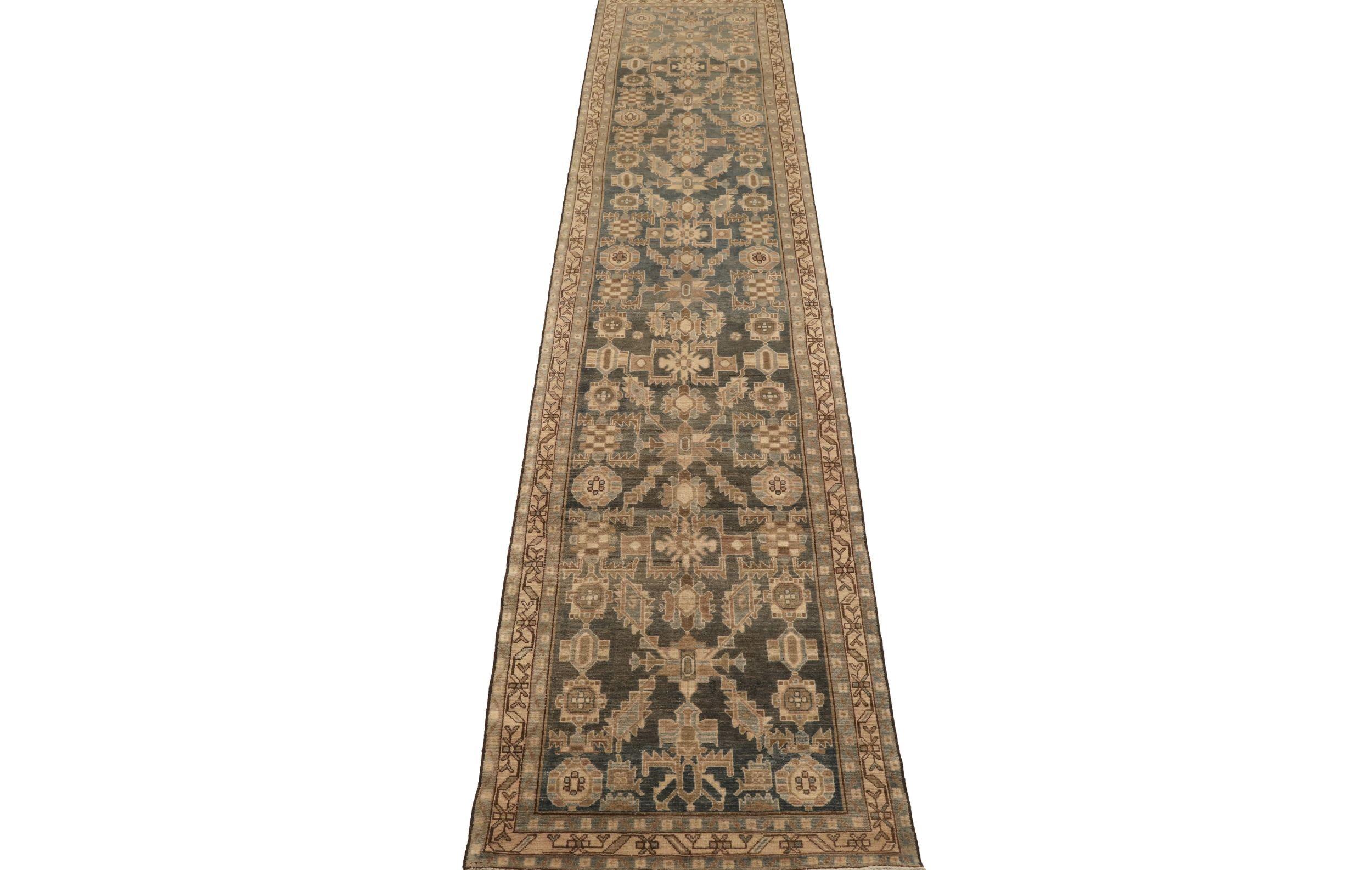 Entdecken Sie die Eleganz des persischen Malayers mit dem Läufer um 1910. Dieses exklusive Design aus Wolle und Braun-Elfenbein ist perfekt, um Ihren Raum zu verschönern.