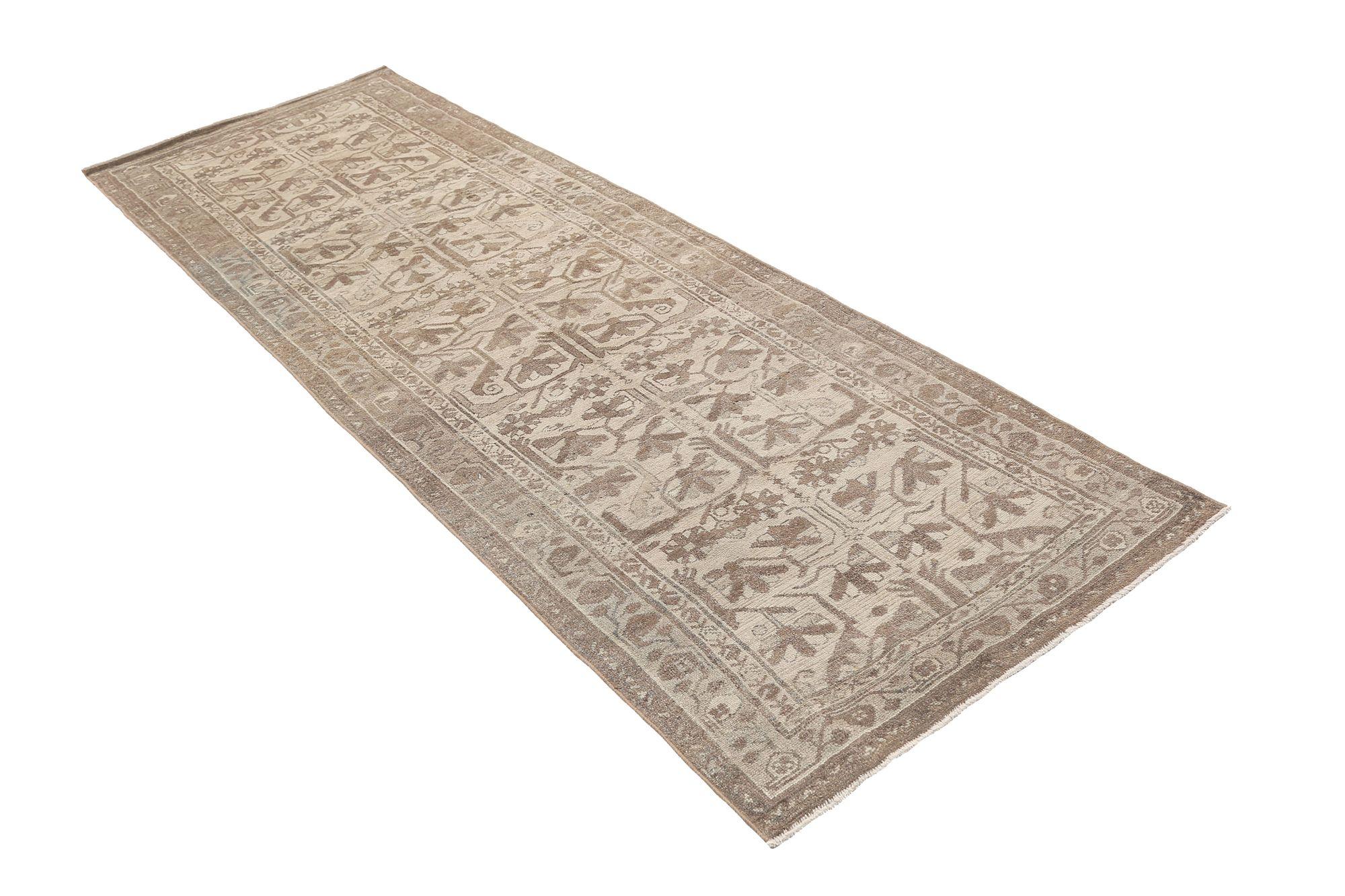 Entdecken Sie die Eleganz des persischen Malayers mit dem Läufer um 1910. Dieses exklusive Design aus Wolle und Braun-Elfenbein ist perfekt, um Ihren Raum zu verschönern.