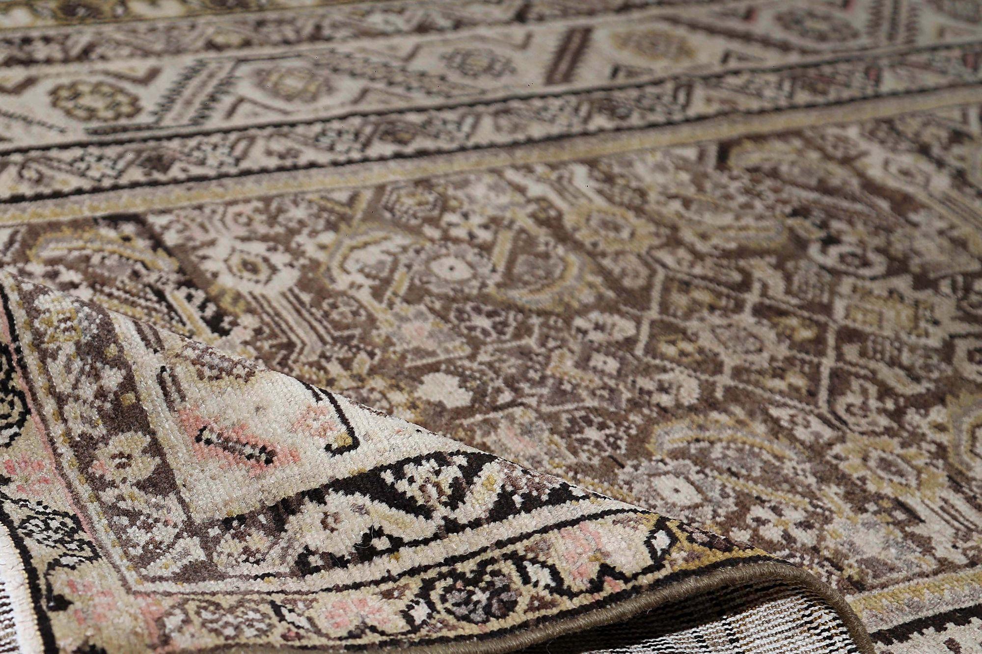 Entdecken Sie die Eleganz des persischen Malayers mit dem Läufer um 1880. Dieses exklusive Design aus Wolle und Braun-Elfenbein ist perfekt, um Ihren Raum zu verschönern.