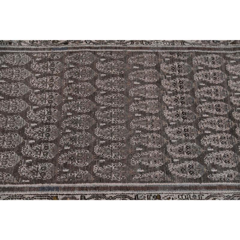 Entdecken Sie die Eleganz des persischen Malayers mit dem Läufer um 1910. Dieses exklusive Design aus Wolle und Braun-Elfenbein ist perfekt, um Ihren Raum zu verschönern.