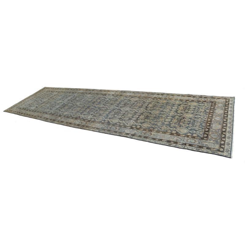 Entdecken Sie die Eleganz des persischen Malayers mit dem Läufer um 1910. Dieses exklusive Design aus Wolle und Braun-Elfenbein ist perfekt, um Ihren Raum zu verschönern.