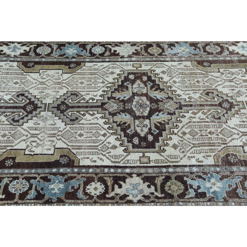 Entdecken Sie die Eleganz des persischen Malayers mit dem Läufer um 1910. Dieses exklusive Design aus Wolle und Braun-Elfenbein ist perfekt, um Ihren Raum zu verschönern.