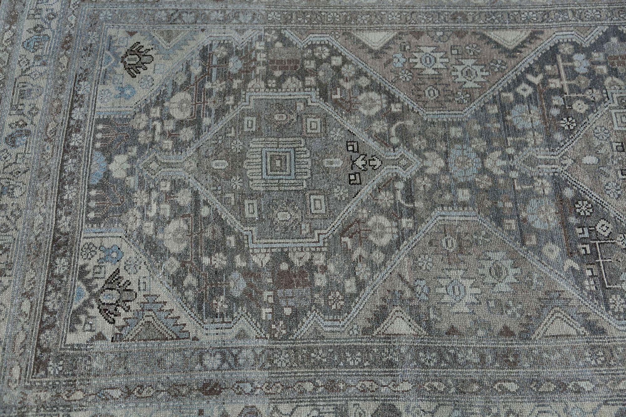 Scopri l'eleganza del tappeto persiano Malayer, caratterizzato da Runner Rug di CIRCA 1910. Progettato in lana e marrone-avorio, questo design esclusivo è perfetto per valorizzare il tuo spazio.