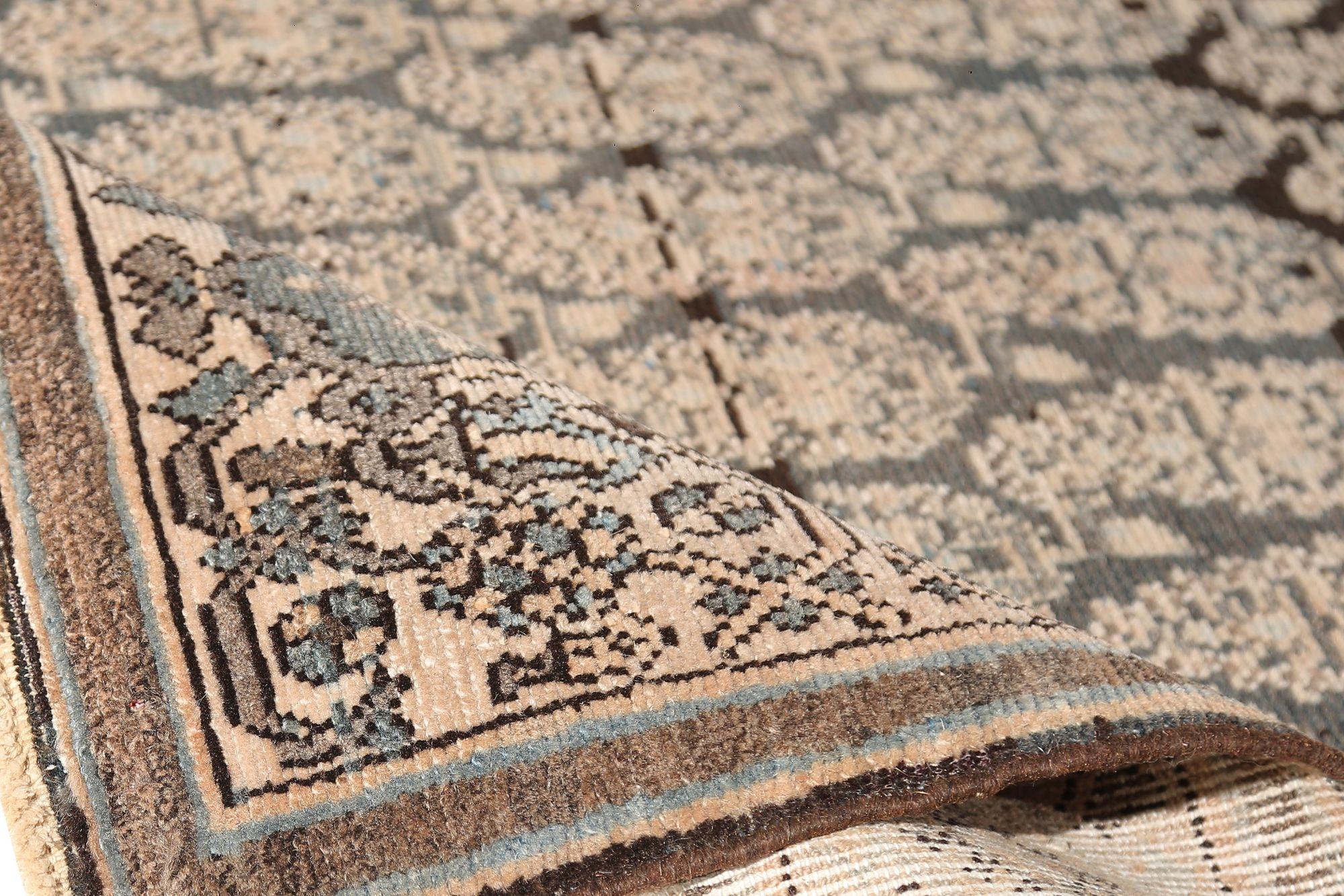 Entdecken Sie die Eleganz des persischen Malayers mit dem Läufer um 1910. Dieses exklusive Design aus Wolle und Braun-Elfenbein ist perfekt, um Ihren Raum zu verschönern.