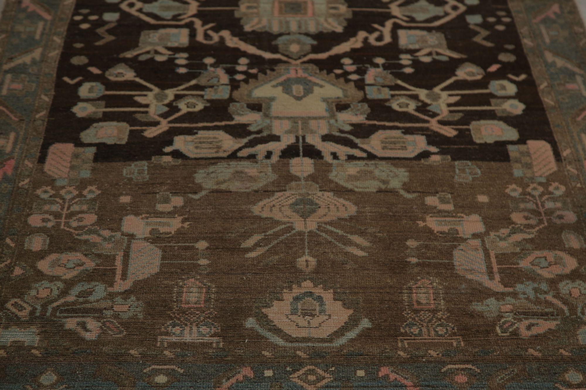 Entdecken Sie die Eleganz des persischen Malayers mit dem Läufer um 1910. Dieses exklusive Design aus Wolle und Braun-Elfenbein ist perfekt, um Ihren Raum zu verschönern.
