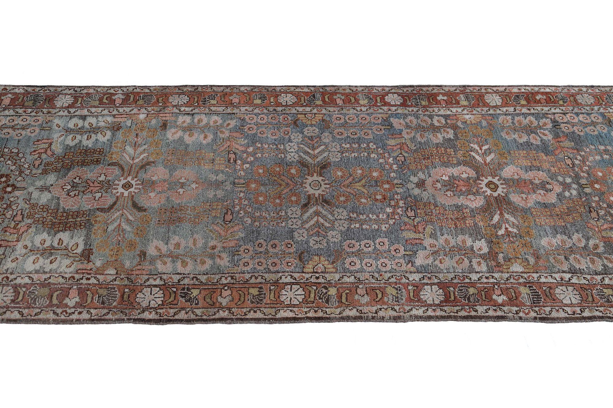 Entdecken Sie die Eleganz des persischen Malayers mit dem Läufer um 1910. Dieses exklusive Design aus Wolle in den Farben BraunElfenbeinHellblauRot ist perfekt, um Ihren Raum zu verschönern.