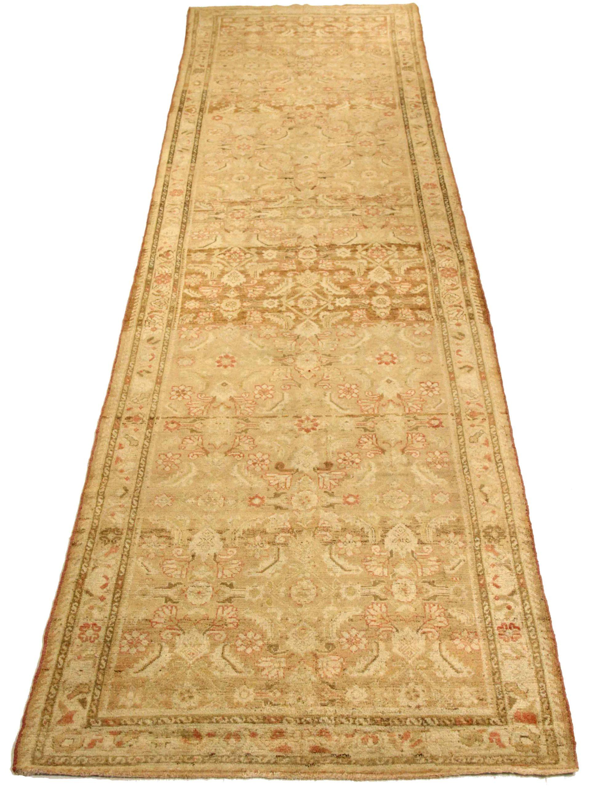 Entdecken Sie die Eleganz des persischen Malayers mit dem Läufer um 1880. Dieses exklusive Design aus Wolle und Braun-Elfenbein-Rosa ist perfekt, um Ihren Raum zu verschönern.