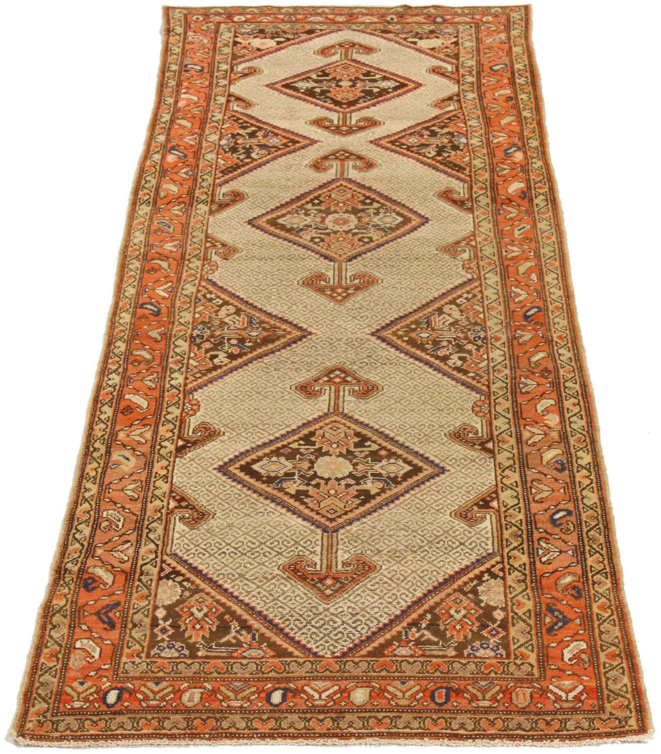 Entdecken Sie die Eleganz des persischen Malayers mit dem Läufer um 1880. Dieses exklusive Design aus Wolle und Braun-Elfenbein-Rot ist perfekt, um Ihren Raum zu verschönern.