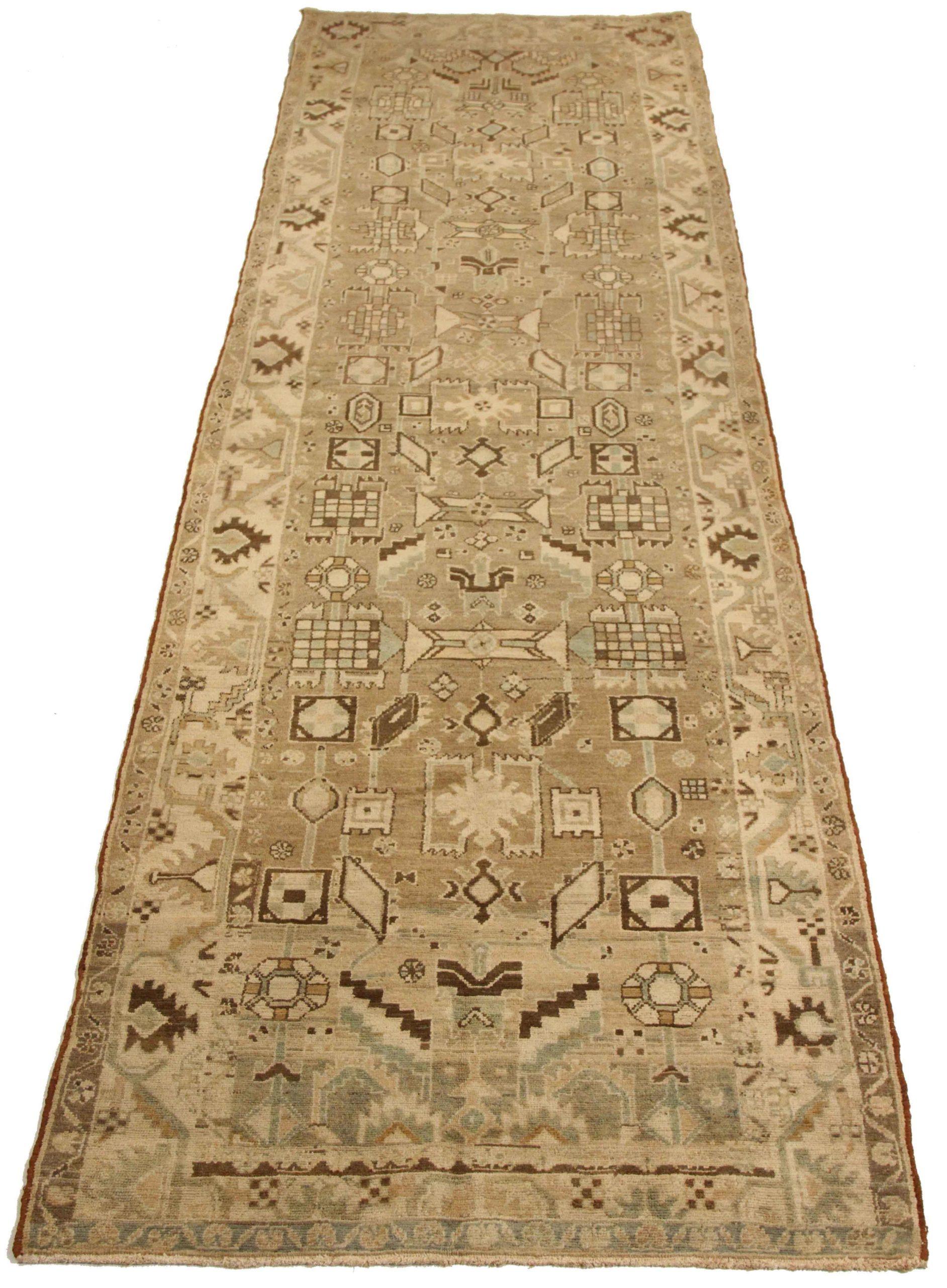 Entdecken Sie die Eleganz des persischen Malayers mit dem Läufer um 1880. Dieses exklusive Design aus Wolle und Braun-Elfenbein-Taupe ist perfekt, um Ihren Raum zu verschönern.