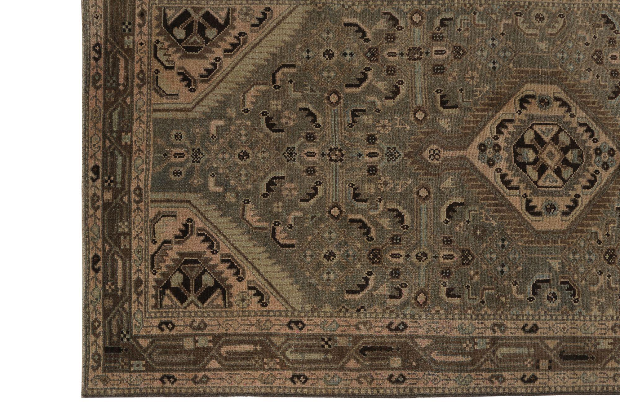Entdecken Sie die Eleganz des persischen Malayers mit dem Läufer um 1910. Dieses exklusive Design aus Wolle und Braun-Elfenbein-Taupe ist perfekt, um Ihren Raum zu verschönern.