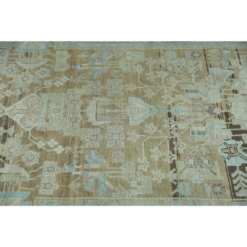 Entdecken Sie die Eleganz des persischen Malayers mit dem Läufer um 1880. Dieses exklusive Design aus Wolle und Braun-Hellblau-Taupe ist perfekt, um Ihren Raum zu verschönern.
