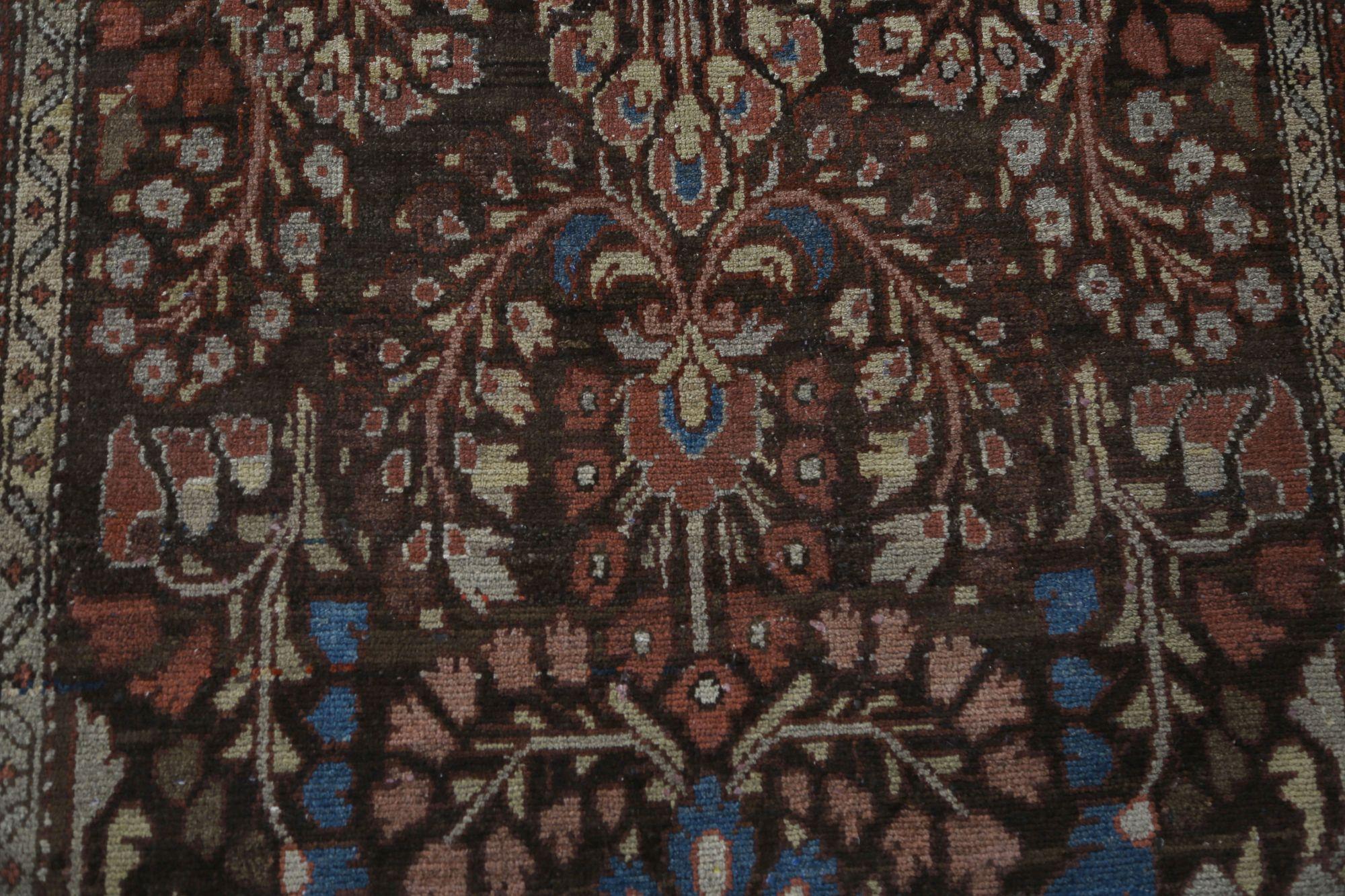 Entdecken Sie die Eleganz des persischen Malayers mit dem Läufer um 1910. Dieses exklusive Design aus Wolle und Braunrot ist perfekt, um Ihren Raum zu verschönern.