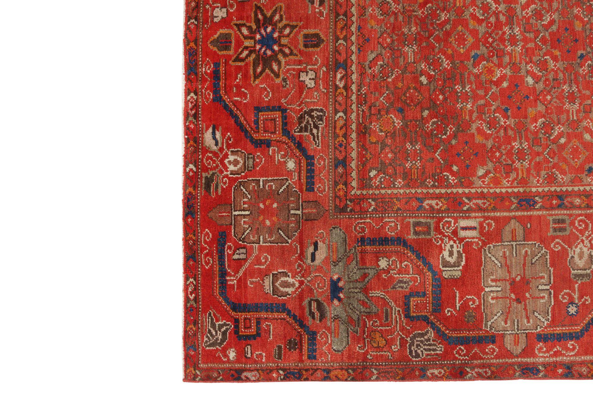 Entdecken Sie die Eleganz des persischen Malayers mit dem Läufer um 1910. Dieses exklusive Design aus Wolle und Braunrot ist perfekt, um Ihren Raum zu verschönern.