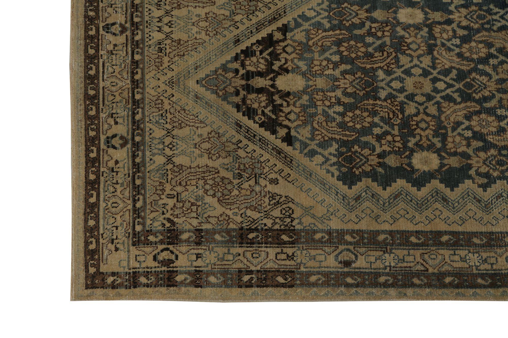 Entdecken Sie die Eleganz des persischen Malayers mit dem Läufer um 1910. Dieses exklusive Design aus Wolle und BrownTaupe ist perfekt, um Ihren Raum zu verschönern.