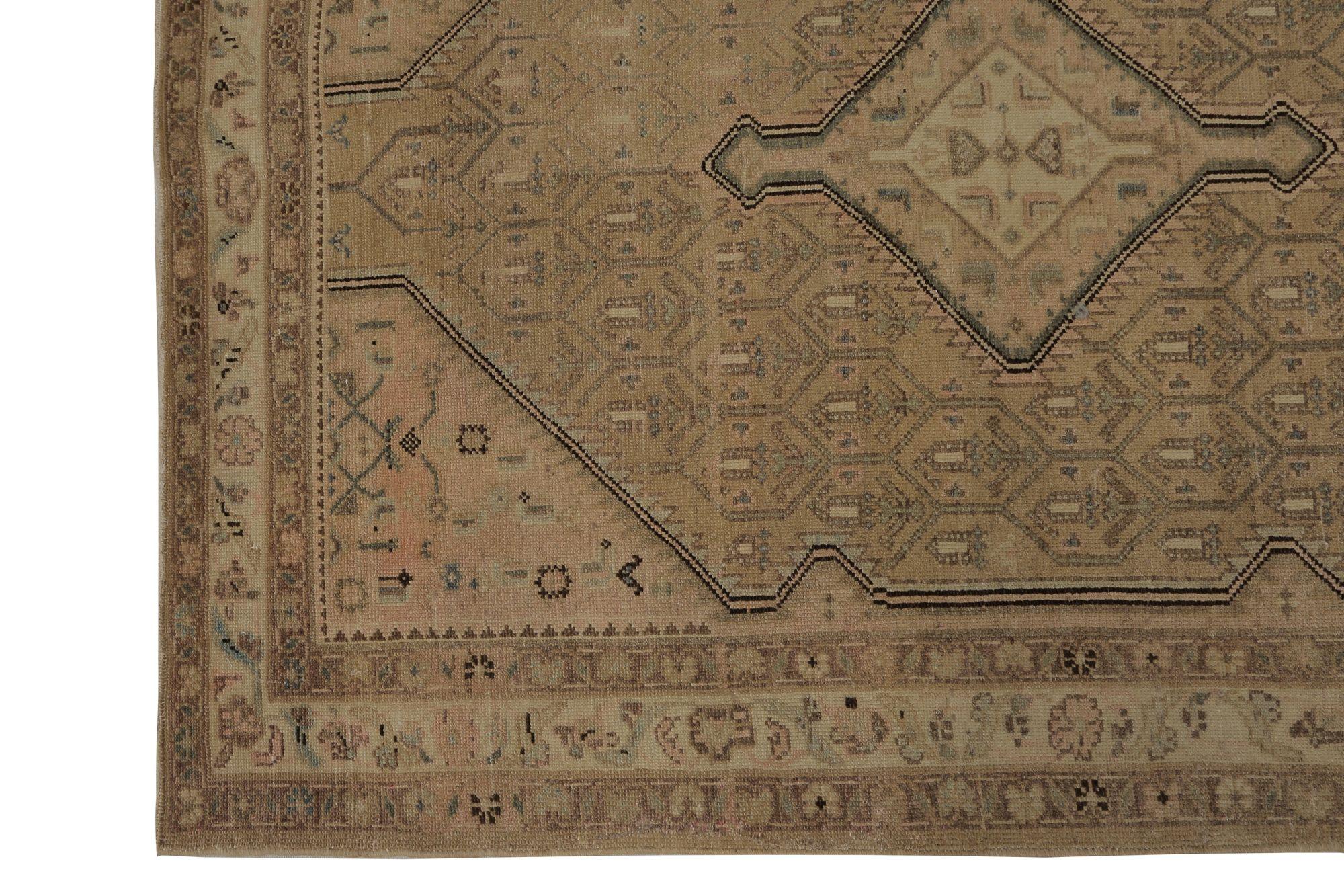 Entdecken Sie die Eleganz des persischen Malayers mit dem Läufer um 1910. Dieses exklusive Design aus Wolle und BrownTaupe ist perfekt, um Ihren Raum zu verschönern.