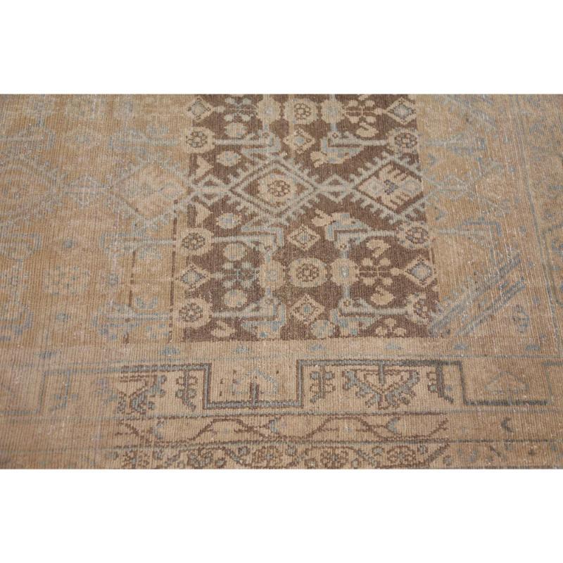 Entdecken Sie die Eleganz des persischen Malayers mit dem Läufer um 1910. Dieses exklusive Design aus Wolle und Braun-Taupe-Gelb ist perfekt, um Ihren Raum zu verschönern.