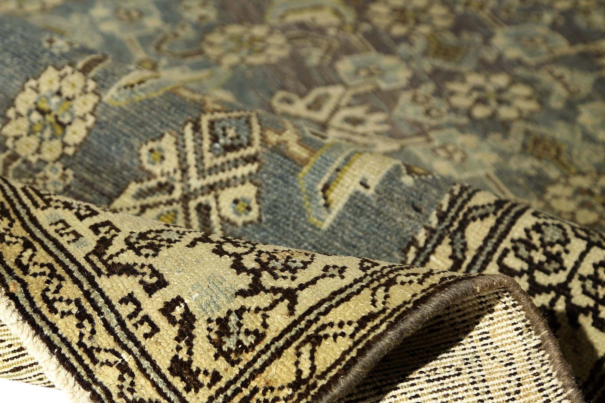 Entdecken Sie die Eleganz des persischen Malayers mit dem Läufer um 1910. Dieses exklusive Design mit Wolle und BrownYellow ist perfekt, um Ihren Raum zu verschönern.