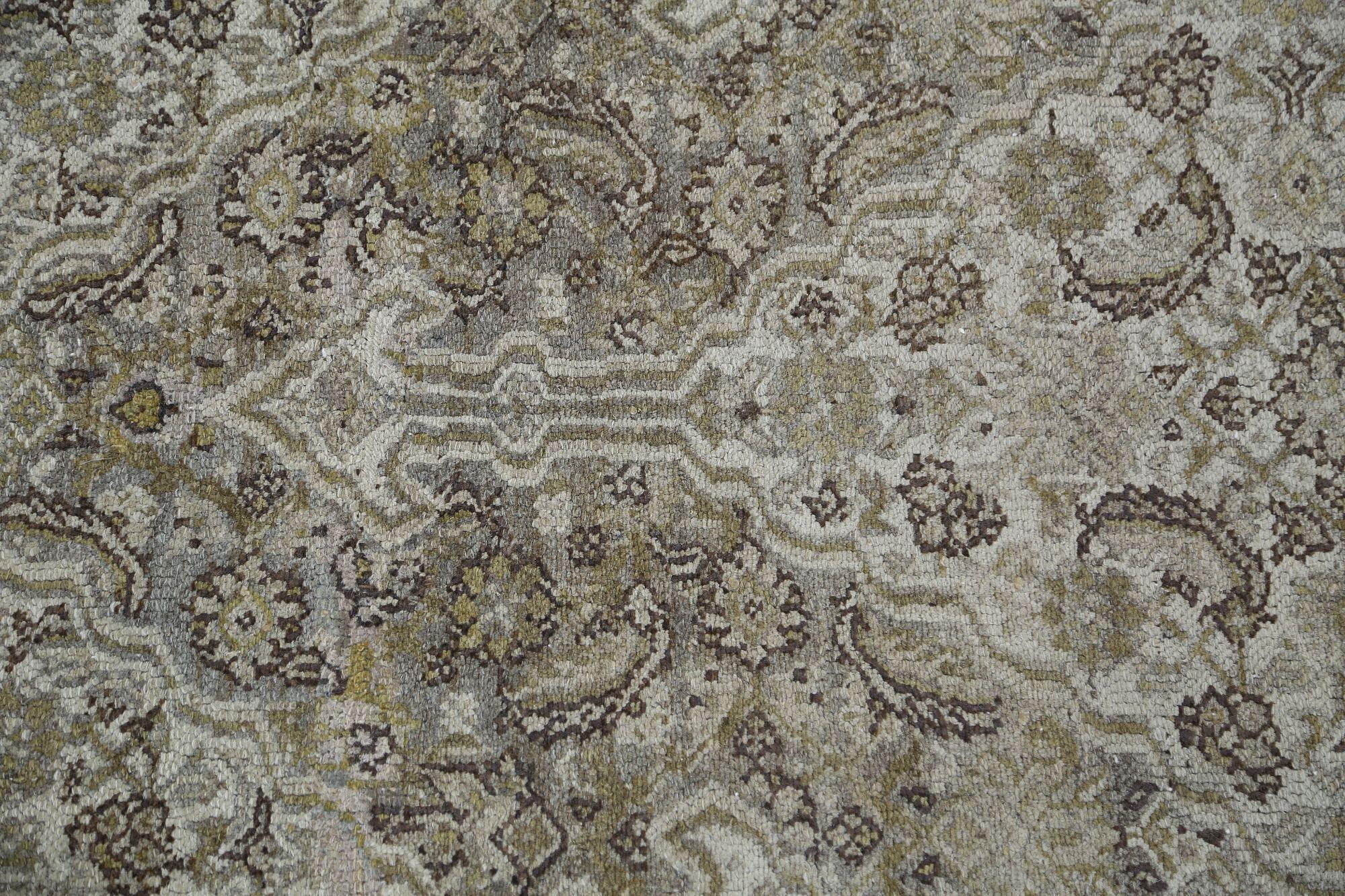Entdecken Sie die Eleganz des persischen Malayers mit dem Läufer um 1910. Dieses exklusive Design aus Wolle und Elfenbein ist perfekt, um Ihren Raum zu verschönern.