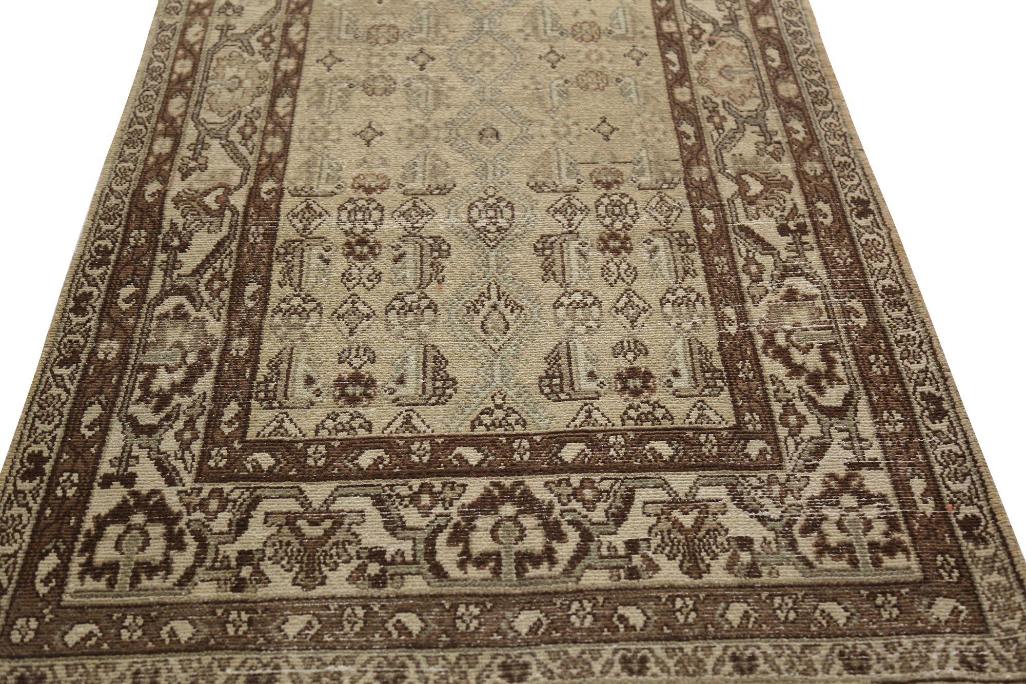 Entdecken Sie die Eleganz des persischen Malayers mit dem Läufer um 1910. Dieses exklusive Design aus Wolle und Elfenbein ist perfekt, um Ihren Raum zu verschönern.