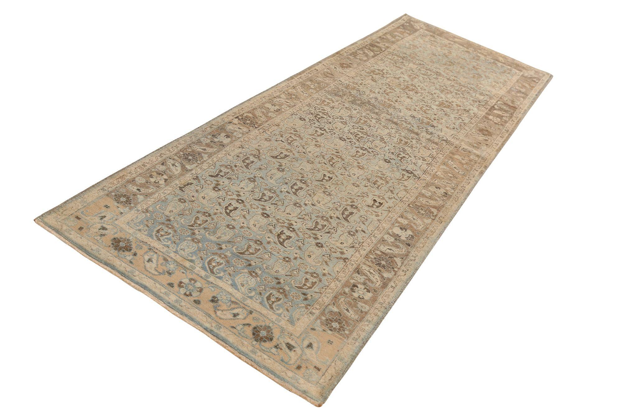 Entdecken Sie die Eleganz des persischen Malayers mit dem Läufer um 1910. Dieses exklusive Design aus Wolle und Elfenbein-Hellblau ist perfekt, um Ihren Raum zu verschönern.