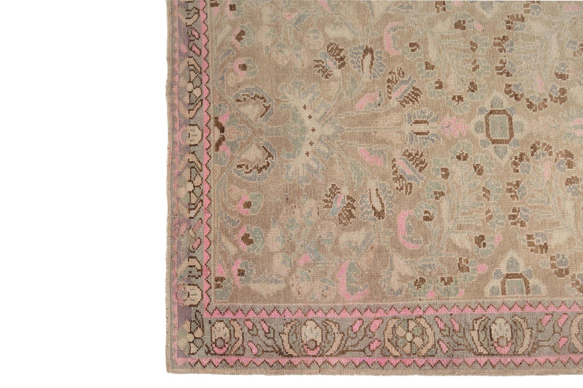 Entdecken Sie die Eleganz des persischen Malayers mit dem Läufer um 1910. Dieses exklusive Design aus Wolle und IvoryLight BluePink eignet sich perfekt, um Ihren Raum zu verschönern.
