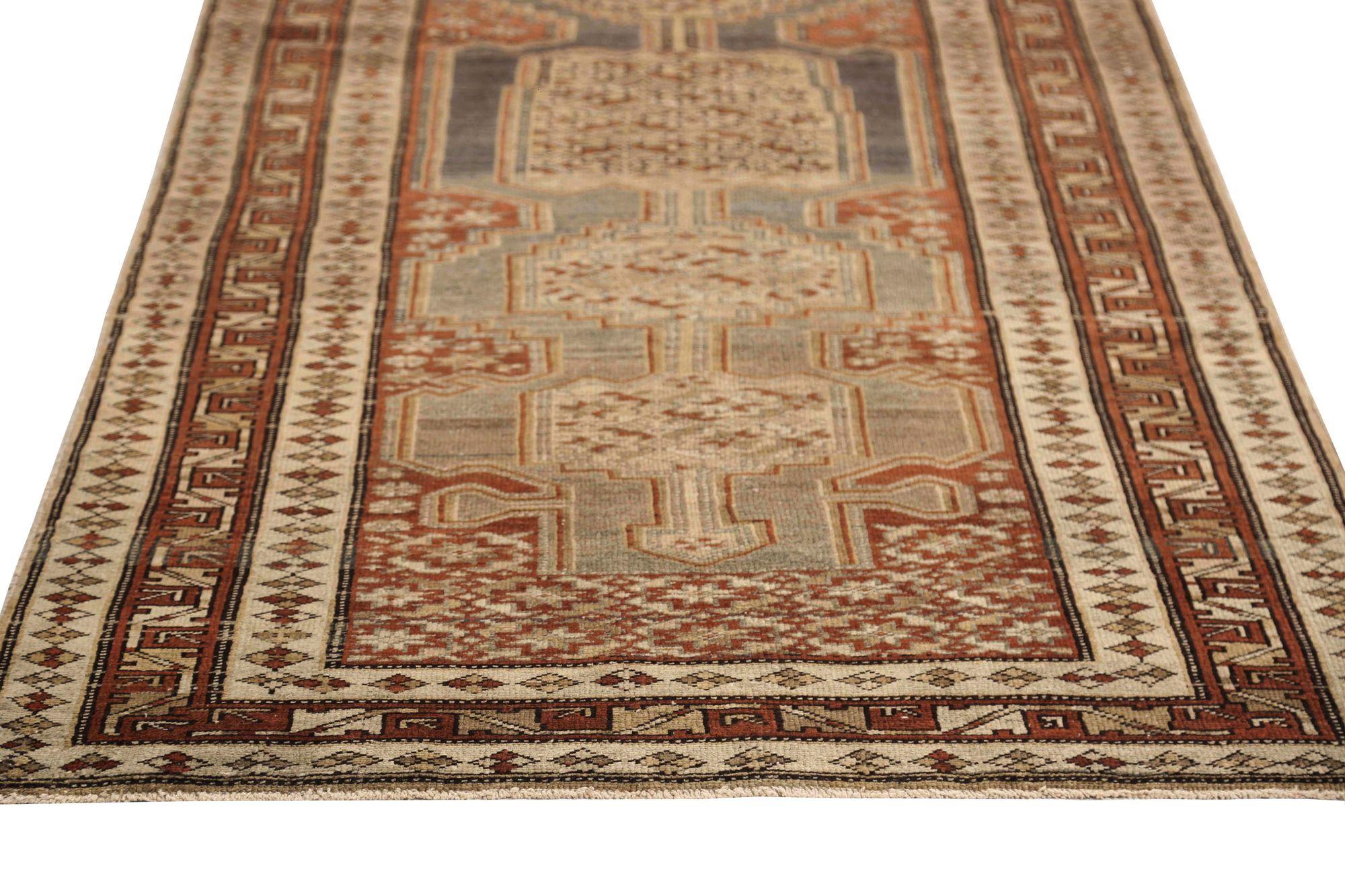 Entdecken Sie die Eleganz des persischen Malayers mit dem Läufer um 1880. Dieses exklusive Design aus Wolle und ElfenbeinPurpelRot ist perfekt, um Ihren Raum zu verschönern.