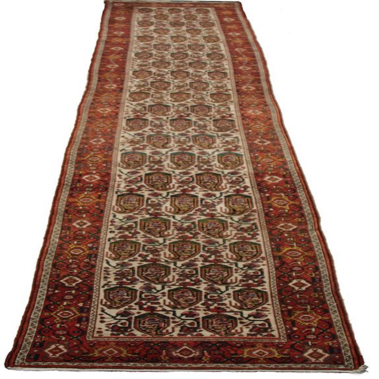 Entdecken Sie die Eleganz des persischen Malayers mit dem Läufer um 1880. Dieses exklusive Design aus Wolle und Elfenbeinrot ist perfekt, um Ihren Raum zu verschönern.
