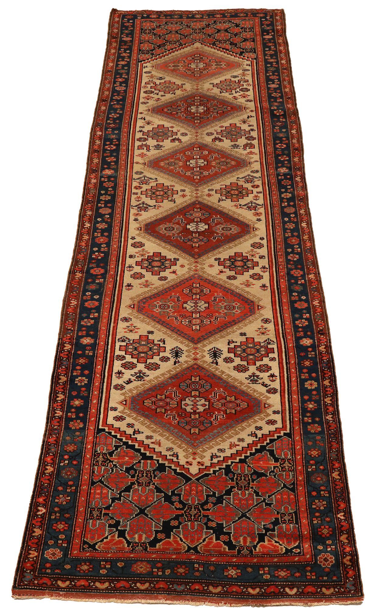 Entdecken Sie die Eleganz des persischen Malayers mit dem Läufer um 1910. Dieses exklusive Design aus Wolle und Elfenbeinrot ist perfekt, um Ihren Raum zu verschönern.