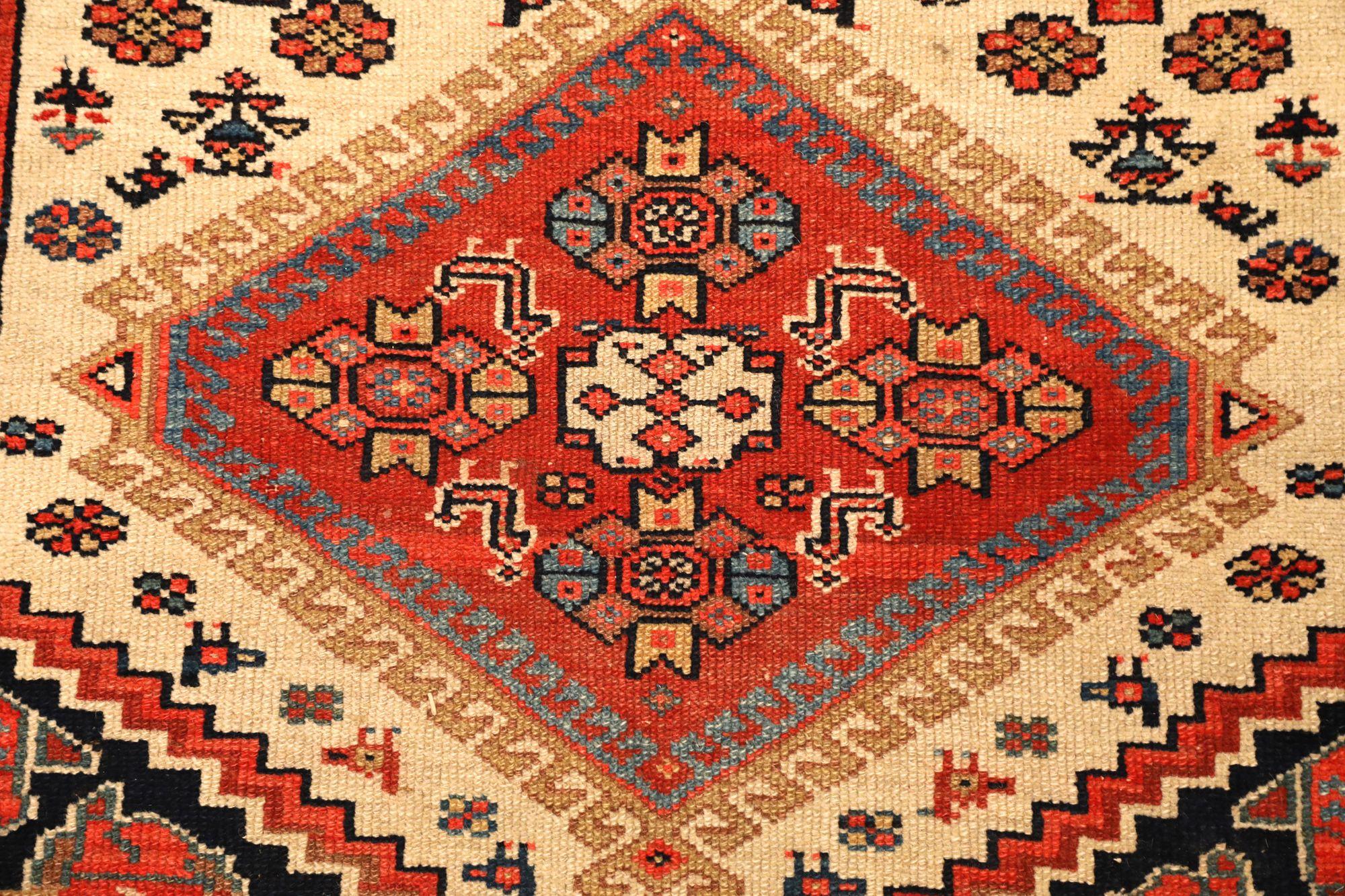 Persischer Malayer-Läufer aus Wolle - Elfenbeinrot-Design - 94326 (20. Jahrhundert) im Angebot