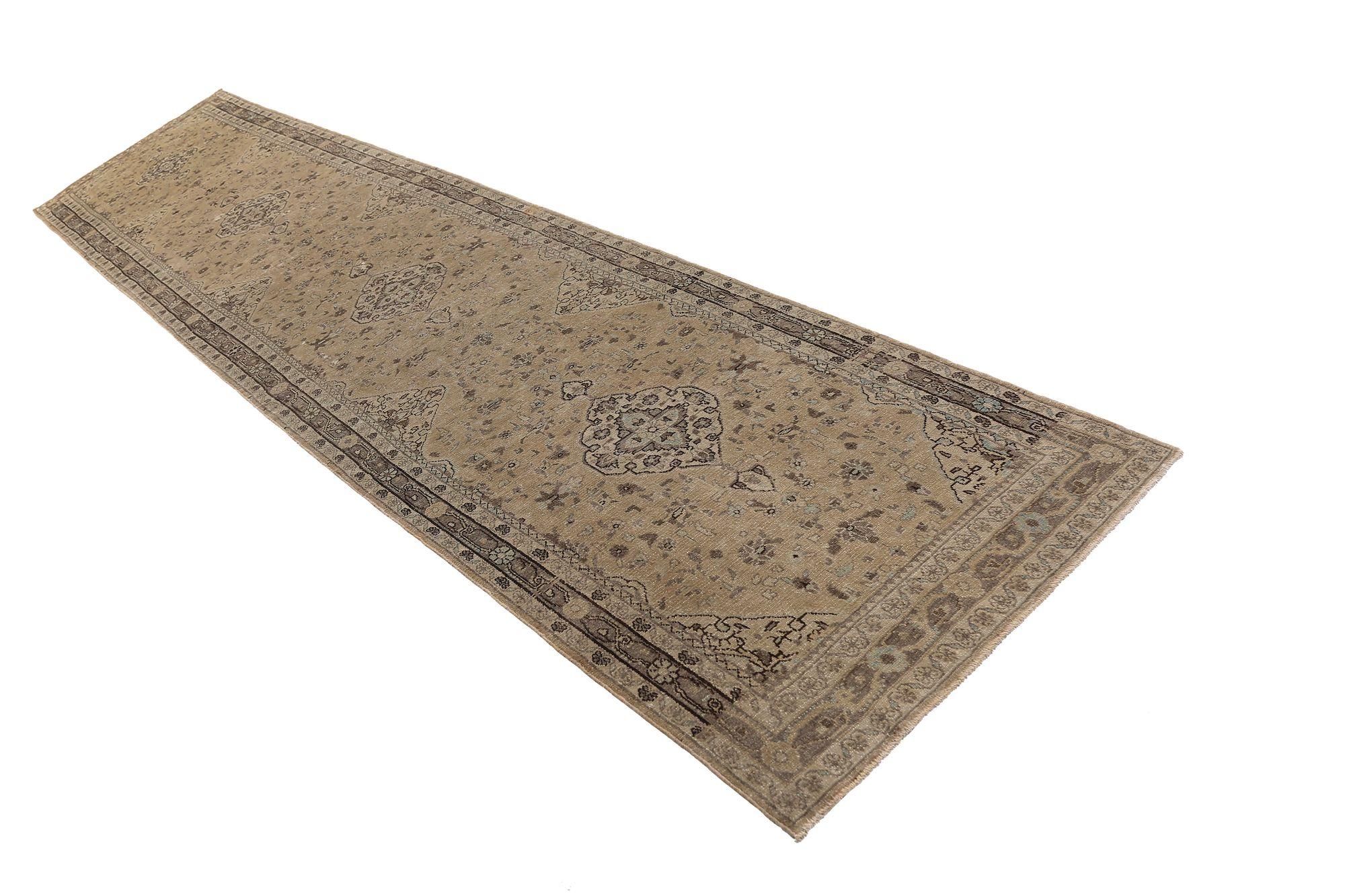 Scopri l'eleganza del tappeto persiano Malayer, caratterizzato da Runner Rug di CIRCA 1910. Progettato con lana e IvoryTaupe, questo design esclusivo è perfetto per valorizzare il tuo spazio.