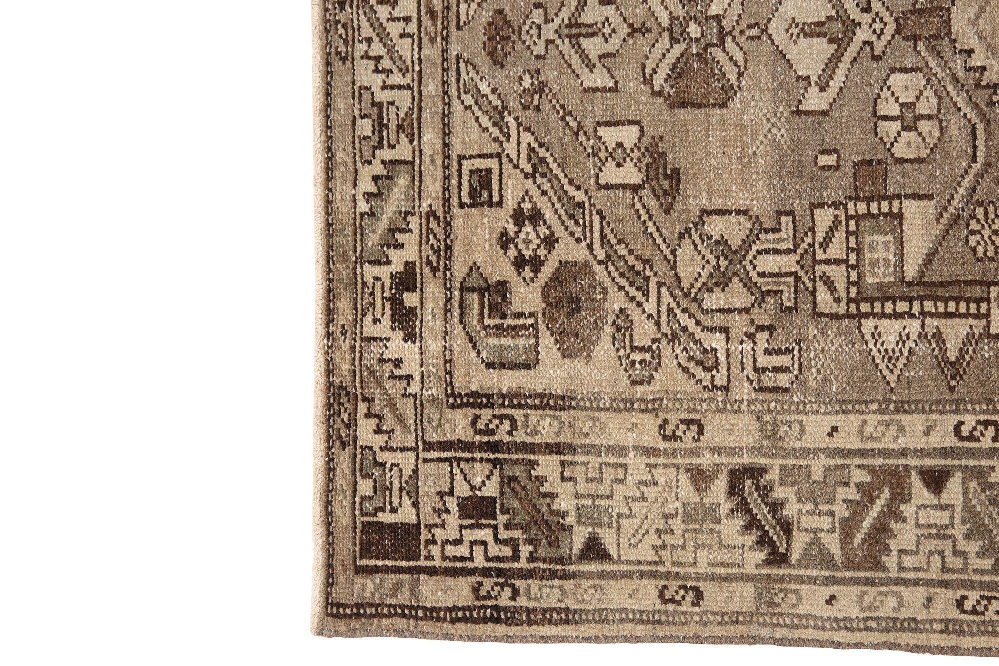Scopri l'eleganza del tappeto persiano Malayer, caratterizzato da Runner Rug di CIRCA 1910. Progettato con lana e IvoryTaupe, questo design esclusivo è perfetto per valorizzare il tuo spazio.