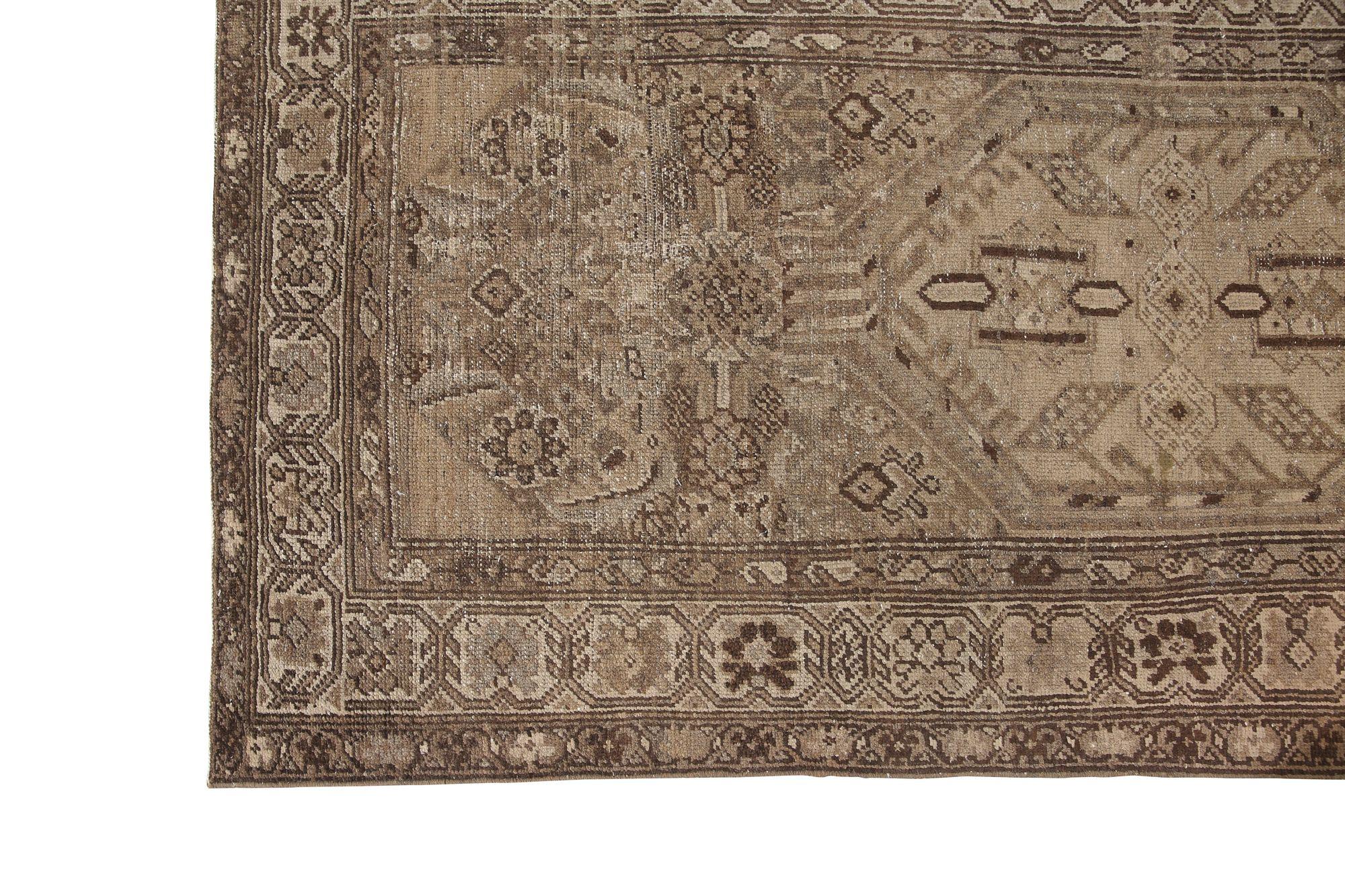 Scopri l'eleganza del tappeto persiano Malayer, caratterizzato da Runner Rug di CIRCA 1940. Progettato con lana e IvoryTaupe, questo design esclusivo è perfetto per valorizzare il tuo spazio.