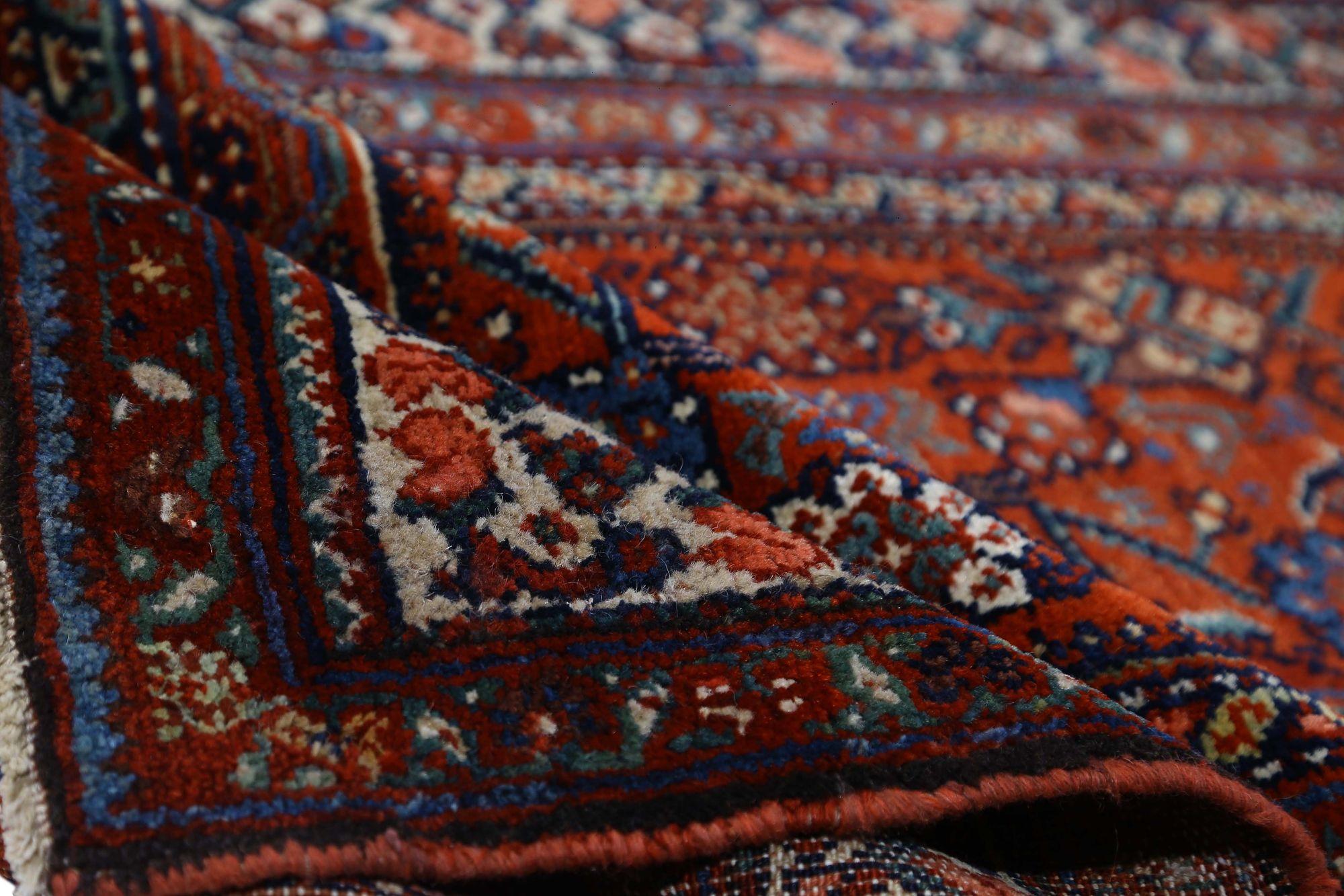 Scopri l'eleganza del tappeto persiano Malayer, caratterizzato da Runner Rug di CIRCA 1910. Progettato in lana e rosso, questo design esclusivo è perfetto per valorizzare il tuo spazio.