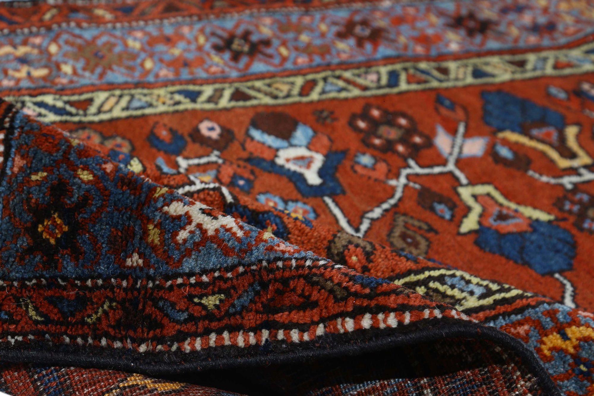 Entdecken Sie die Eleganz des persischen Malayers mit dem Läufer um 1910. Dieses exklusive Design aus Wolle und Rot ist perfekt, um Ihren Raum zu verschönern.