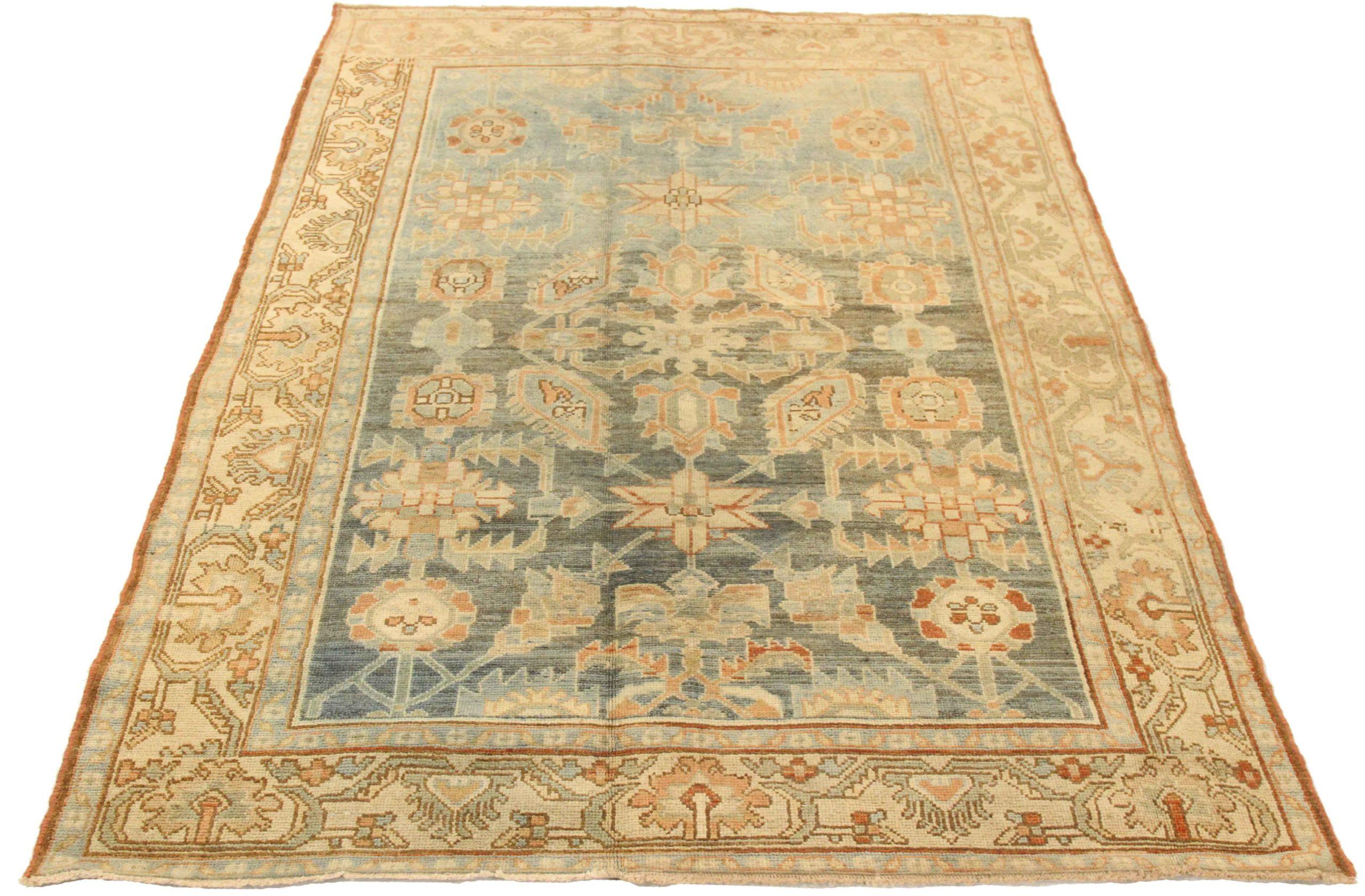 Découvrez l'élégance du petit tapis persan Malayer datant de 1880. Conçu avec de la laine et du BlueBrownGrayIvory, ce design exclusif est parfait pour mettre en valeur votre espace.
