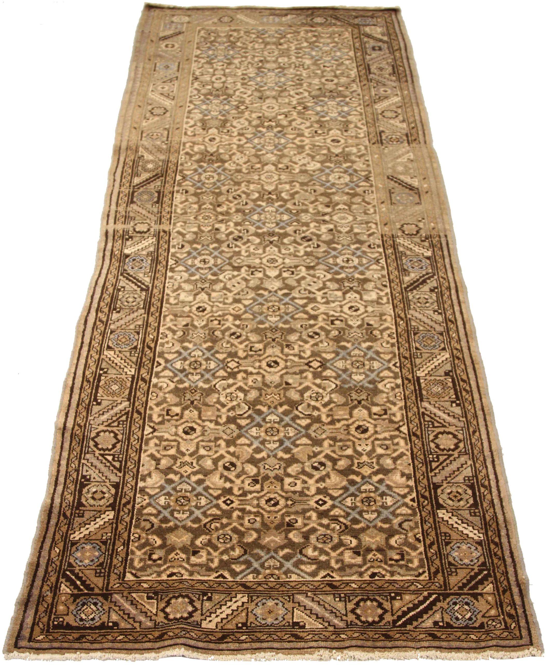 Scopri l'eleganza del tappeto persiano Malayer di piccole dimensioni del 1880 circa. Progettato con lana e blu-marrone-avorio, questo design esclusivo è perfetto per valorizzare il tuo spazio.