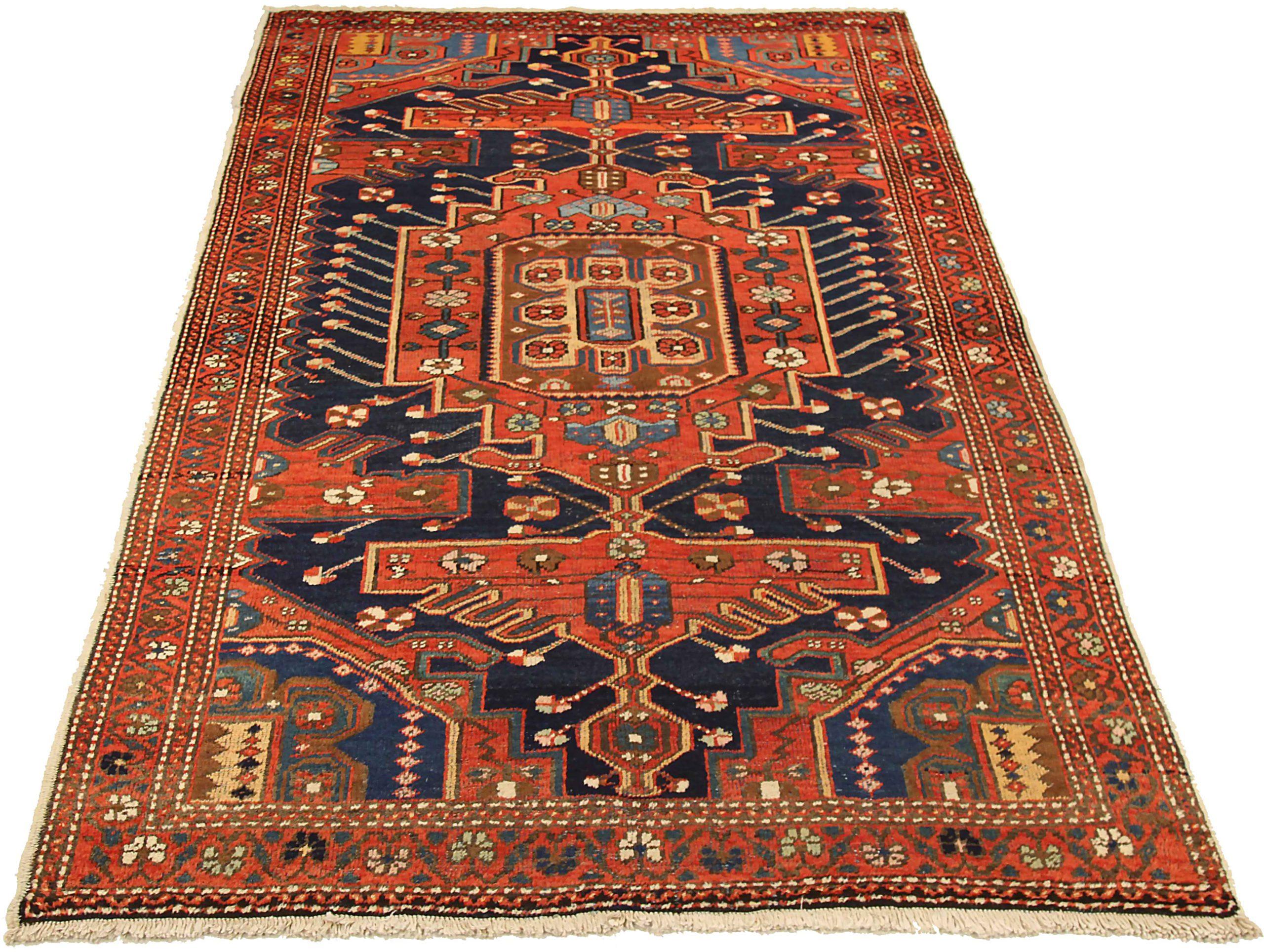 Découvrez l'élégance du petit tapis persan Malayer datant de 1880. Conçu avec Wool et BlueRedYellow, ce design exclusif est parfait pour mettre en valeur votre espace.