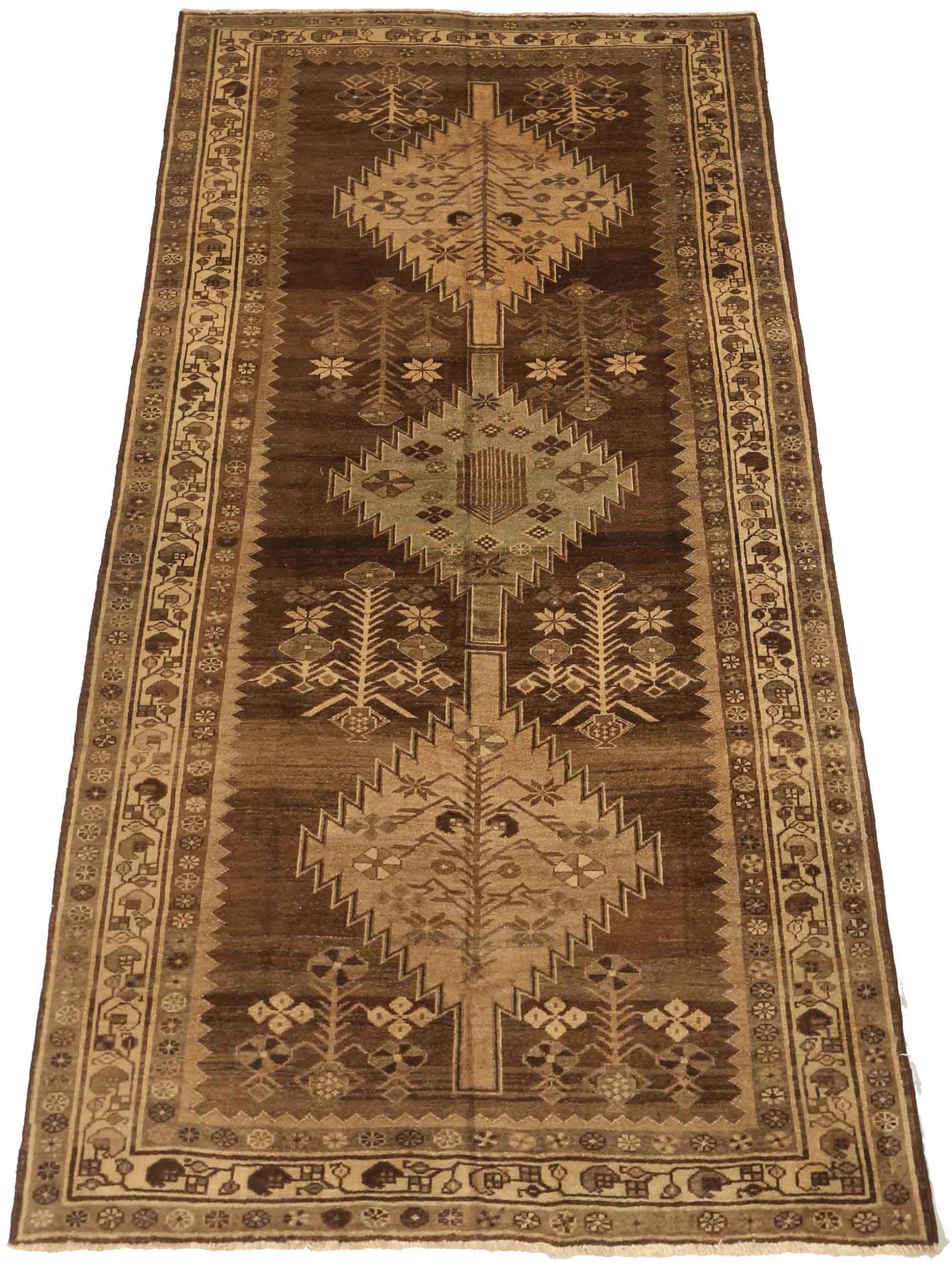 Scopri l'eleganza del tappeto persiano Malayer di piccole dimensioni del 1880 circa. Progettato in lana e marrone-avorio, questo design esclusivo è perfetto per valorizzare il tuo spazio.