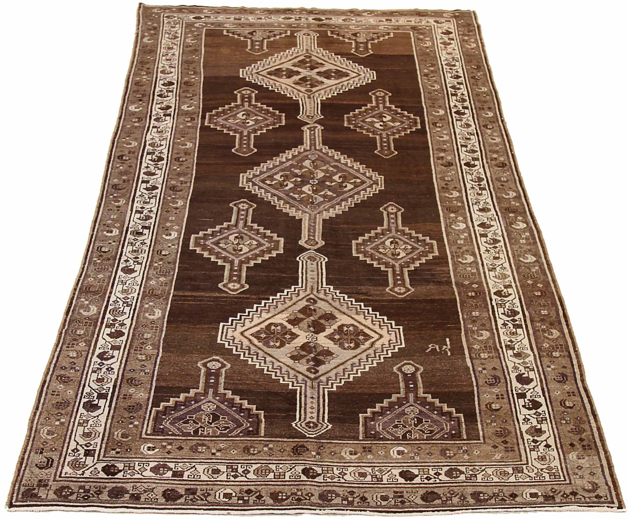 Entdecken Sie die Eleganz des persischen Malayers mit dem kleinen Teppich von CIRCA 1880. Dieses exklusive Design aus Wolle und Braun-Elfenbein ist perfekt, um Ihren Raum zu verschönern.