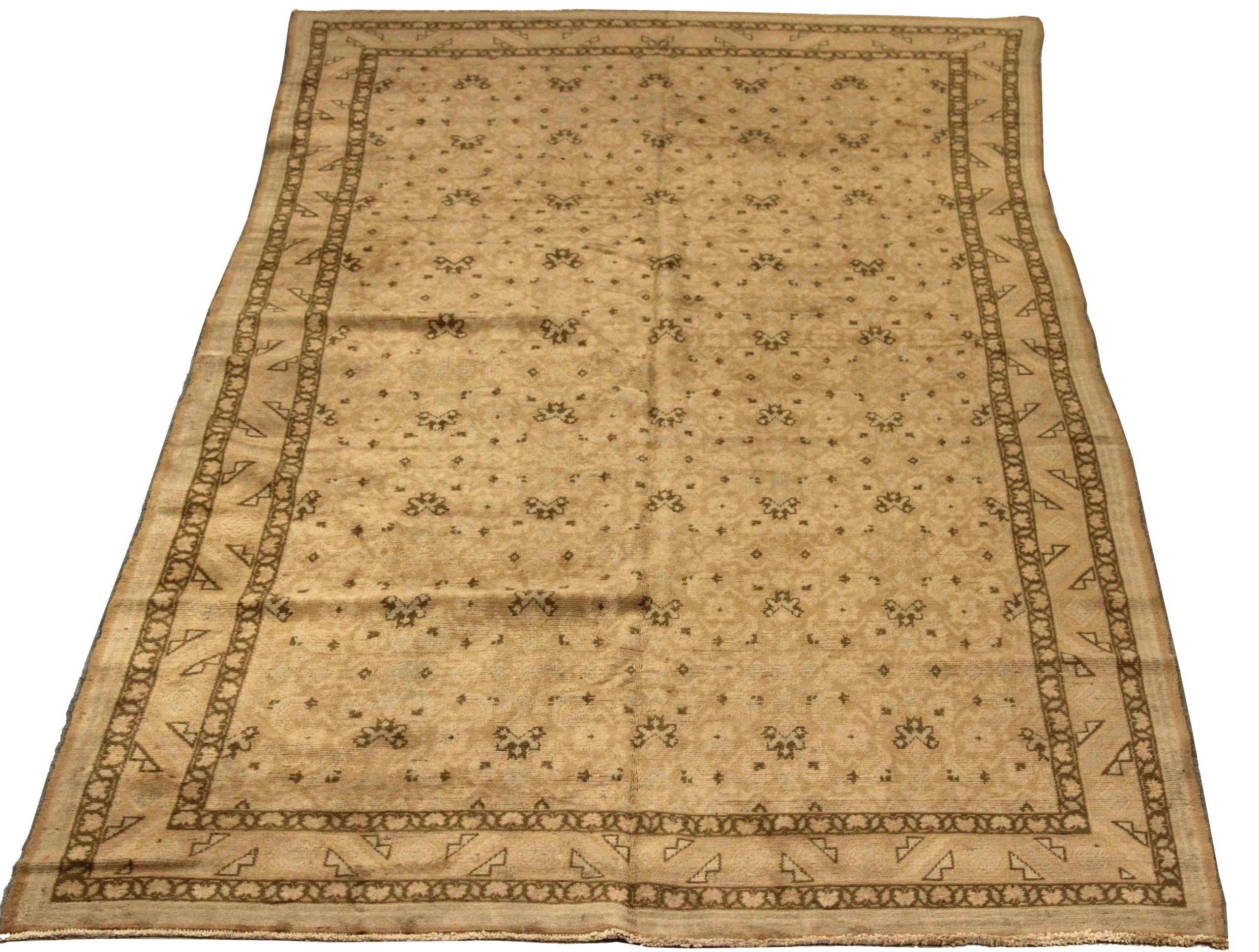 Descubre la elegancia de la Alfombra Persa Malayer Pequeña de Circa 1880. Diseñado con lana y marrón-marfil, este diseño exclusivo es perfecto para realzar tu espacio.