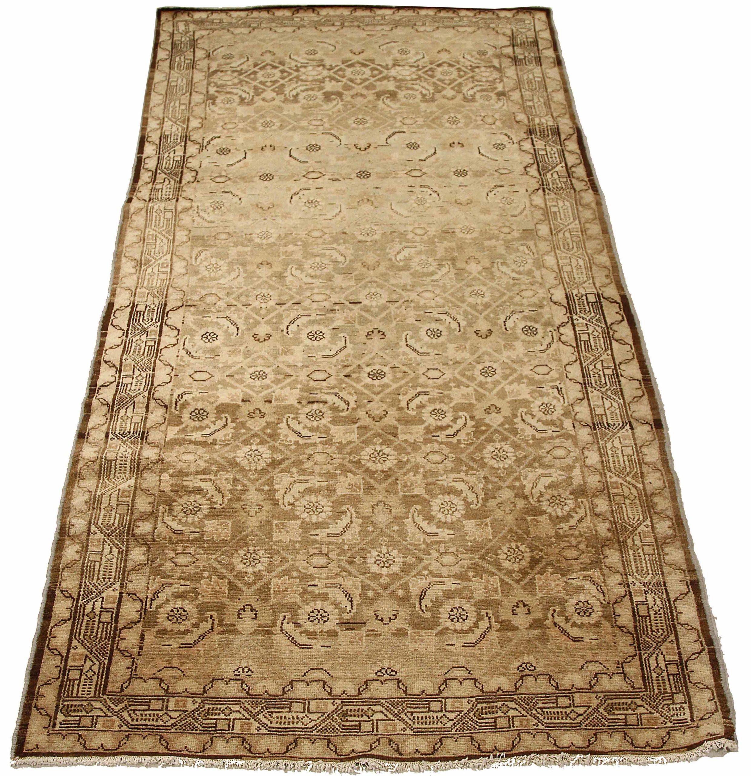 Descubre la elegancia de la Alfombra Persa Malayer Pequeña de Circa 1880. Diseñado con lana y marrón-marfil, este diseño exclusivo es perfecto para realzar tu espacio.