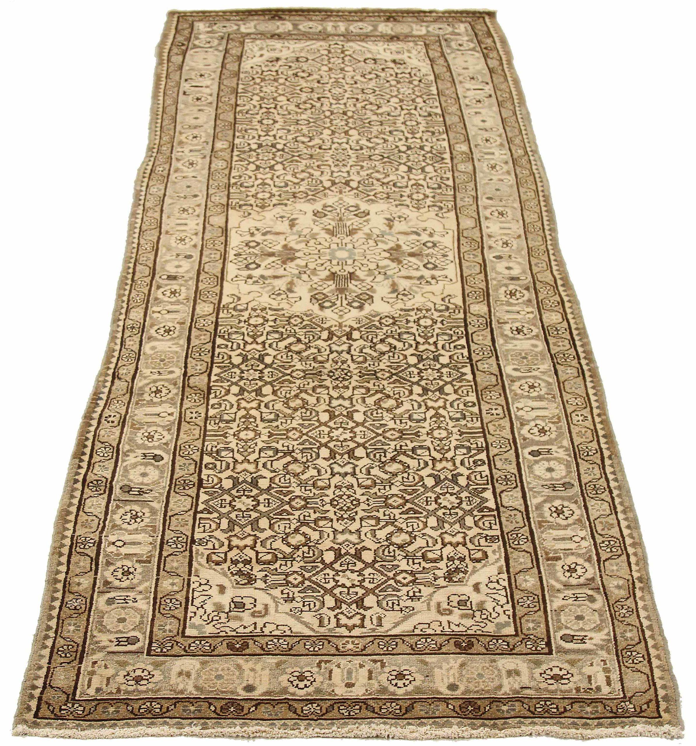 Descubre la elegancia de la Alfombra Persa Malayer Pequeña de Circa 1880. Diseñado con lana y marrón-marfil, este diseño exclusivo es perfecto para realzar tu espacio.