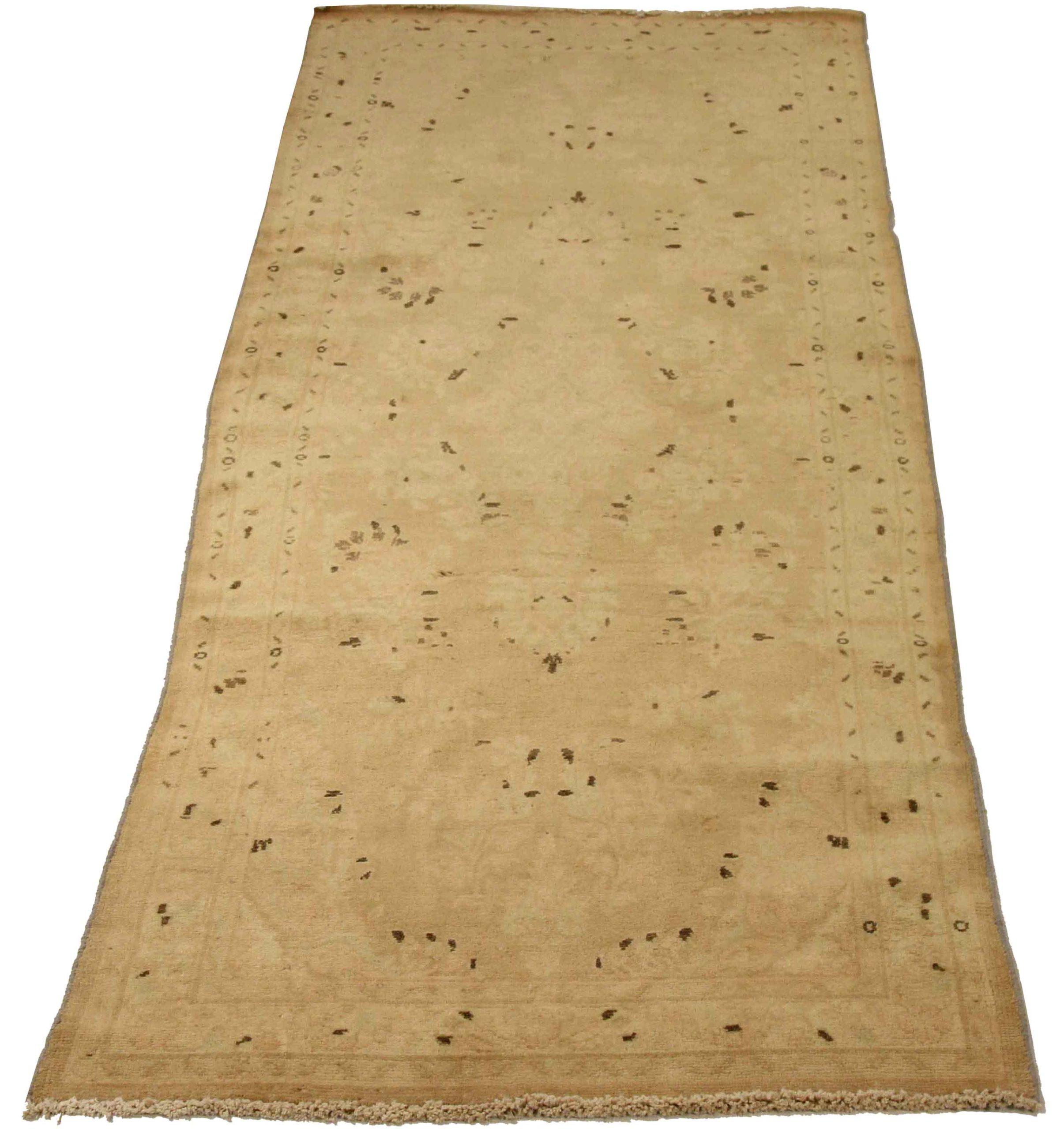 Entdecken Sie die Eleganz des persischen Malayers mit dem kleinen Teppich von CIRCA 1880. Dieses exklusive Design aus Wolle und Braun-Elfenbein ist perfekt, um Ihren Raum zu verschönern.