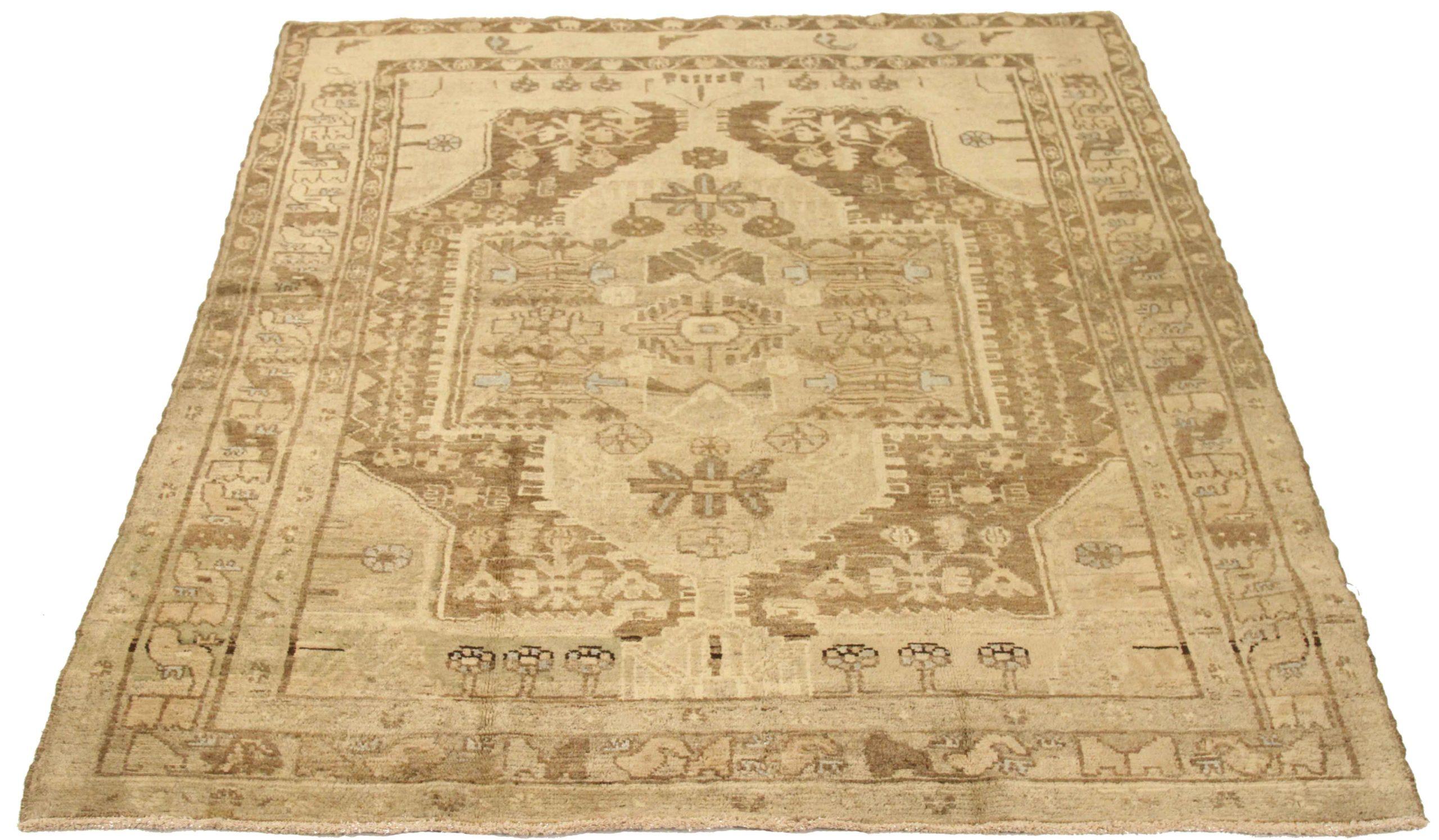Entdecken Sie die Eleganz des persischen Malayers mit dem kleinen Teppich von CIRCA 1880. Dieses exklusive Design aus Wolle und Braun-Elfenbein ist perfekt, um Ihren Raum zu verschönern.