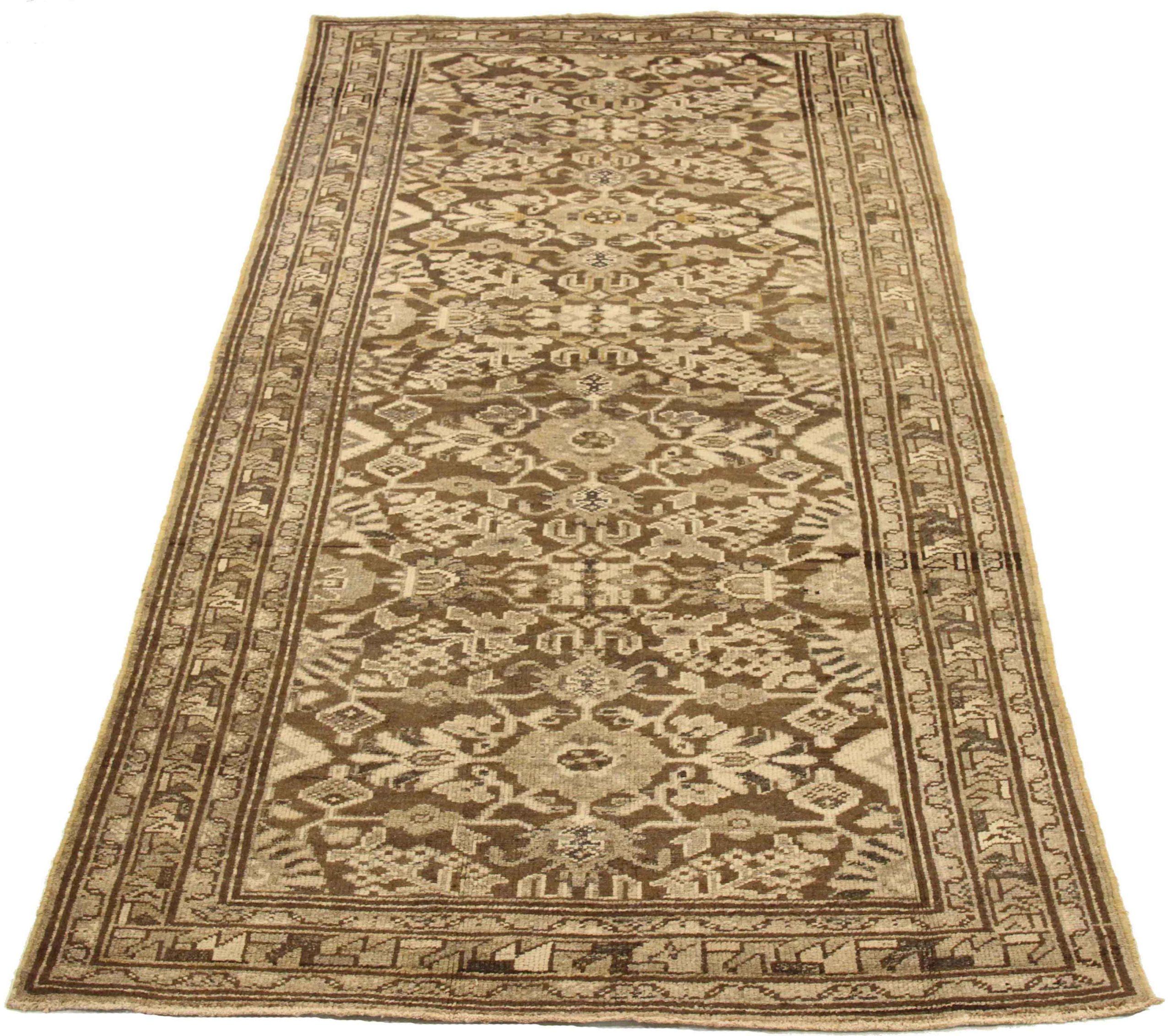Entdecken Sie die Eleganz des persischen Malayers mit dem kleinen Teppich von CIRCA 1880. Dieses exklusive Design aus Wolle und Braun-Elfenbein ist perfekt, um Ihren Raum zu verschönern.